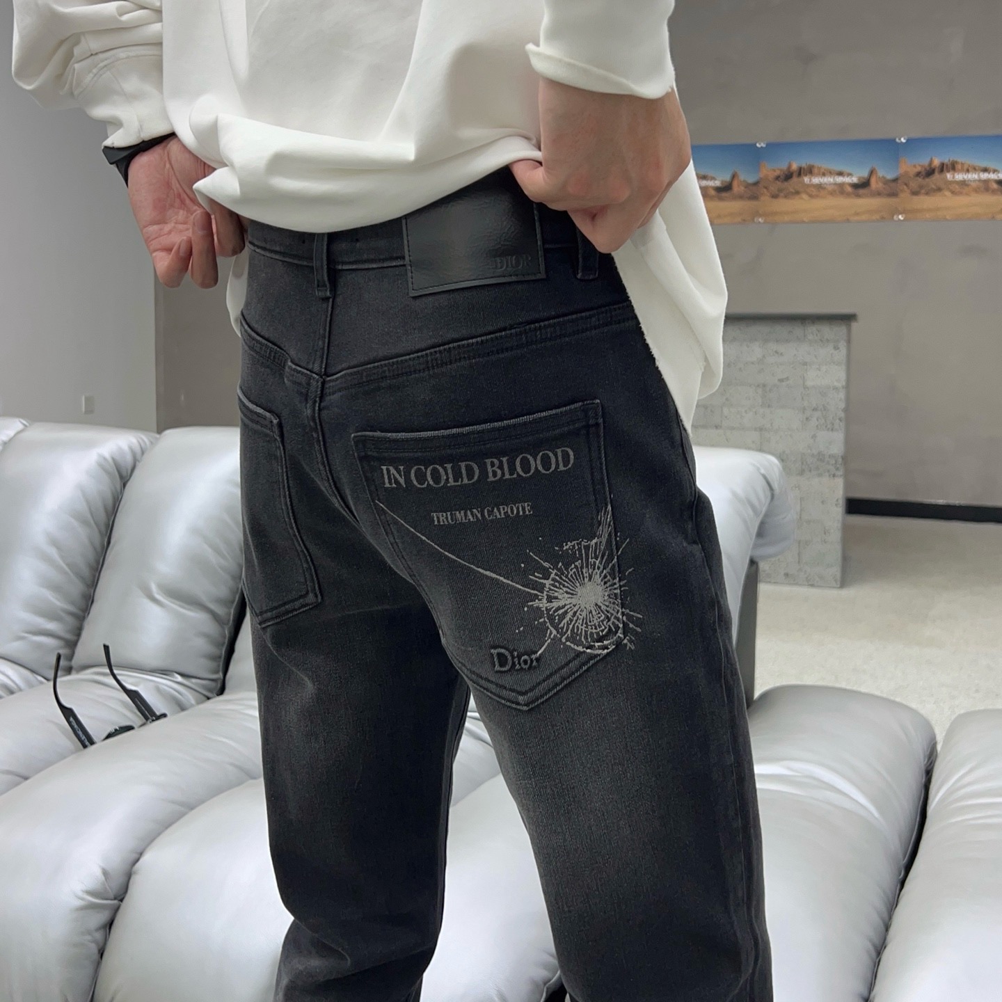 ￼  秋款🔥新款现货上市🔥🔥原单爆款牛仔裤👖超级定制款，原版五金，超级重工工艺，版型超赞👍细节做工无可挑