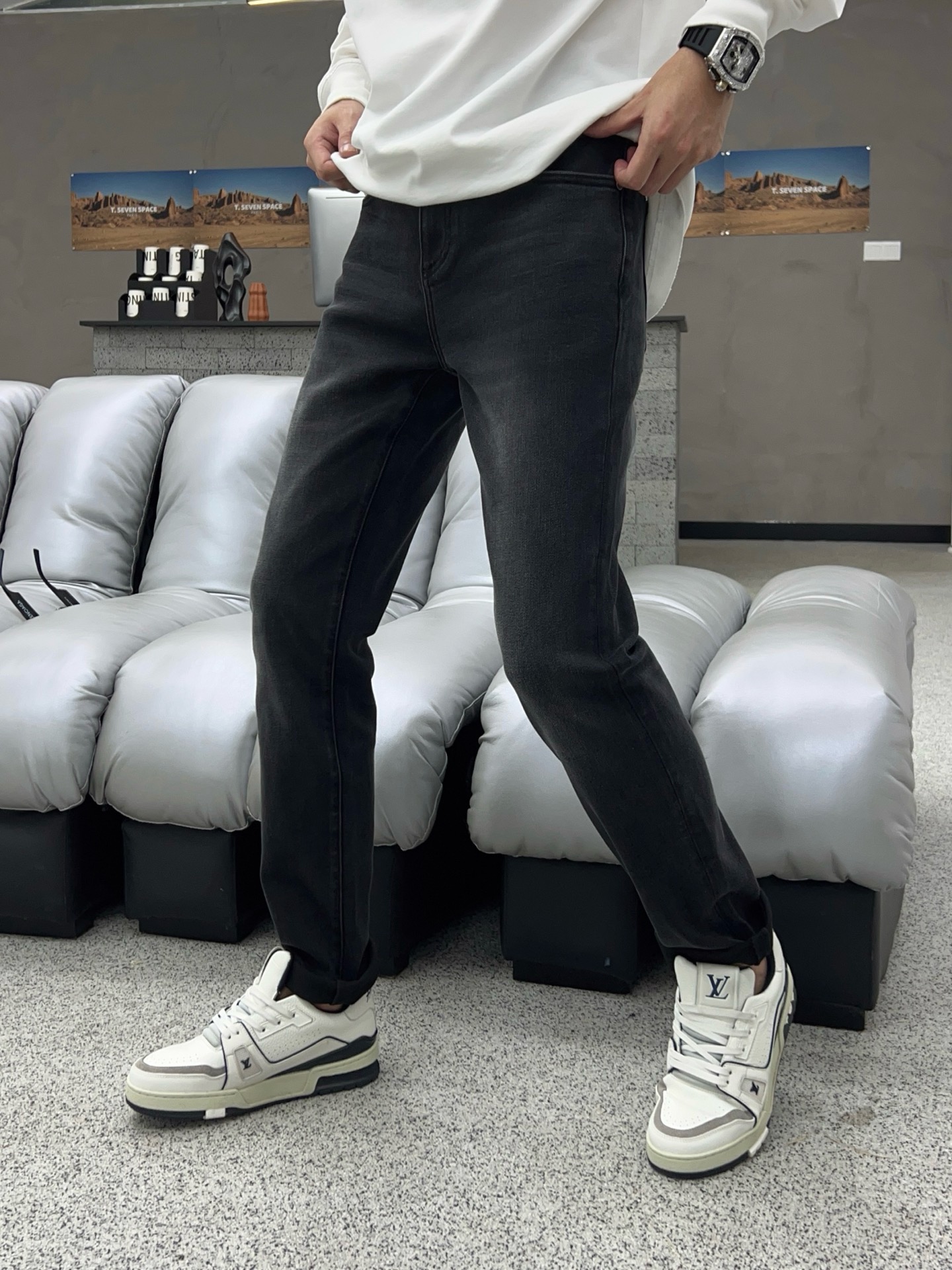￼  秋款🔥新款现货上市🔥🔥原单爆款牛仔裤👖超级定制款，原版五金，超级重工工艺，版型超赞👍细节做工无可挑