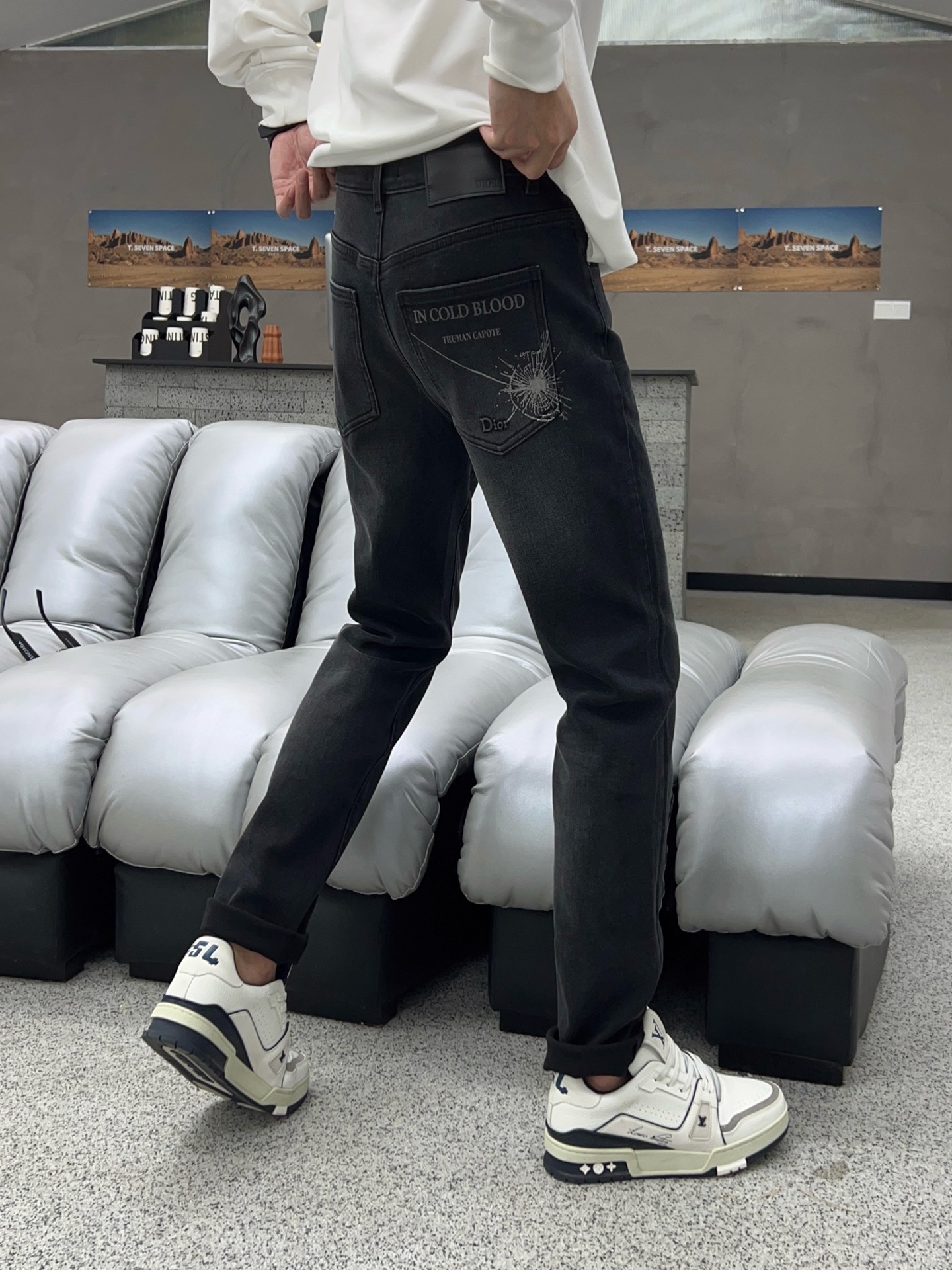 ￼  秋款🔥新款现货上市🔥🔥原单爆款牛仔裤👖超级定制款，原版五金，超级重工工艺，版型超赞👍细节做工无可挑
