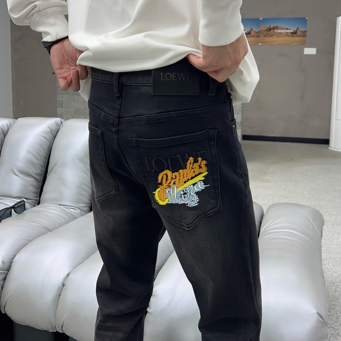 ￼ 秋款🔥新款现货上市🔥🔥原单爆款牛仔裤👖超级定制款，原版五金，超级重工工艺，版型超赞👍细节做工无可挑剔