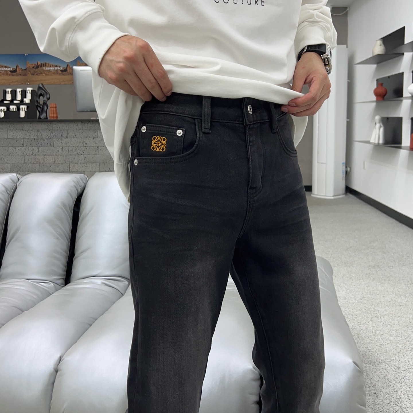 ￼ 秋款🔥新款现货上市🔥🔥原单爆款牛仔裤👖超级定制款，原版五金，超级重工工艺，版型超赞👍细节做工无可挑剔