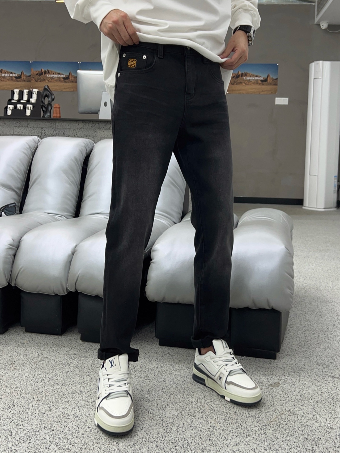 ￼ 秋款🔥新款现货上市🔥🔥原单爆款牛仔裤👖超级定制款，原版五金，超级重工工艺，版型超赞👍细节做工无可挑剔