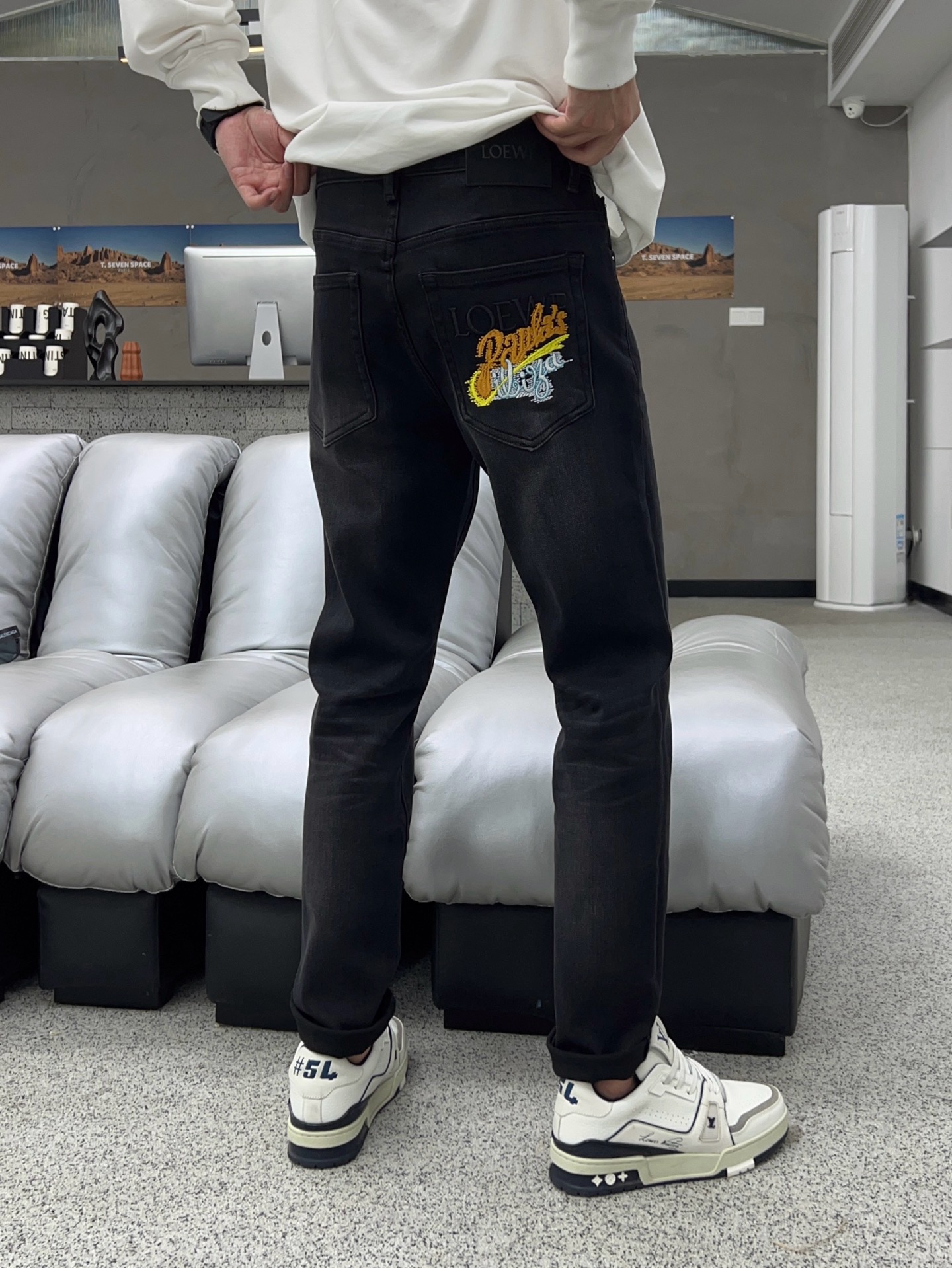 ￼ 秋款🔥新款现货上市🔥🔥原单爆款牛仔裤👖超级定制款，原版五金，超级重工工艺，版型超赞👍细节做工无可挑剔