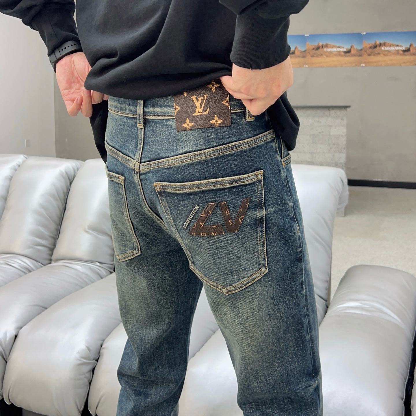 ￼  秋款🔥新款现货上市🔥🔥原单爆款牛仔裤👖超级定制款，原版五金，超级重工工艺，版型超赞👍细节做工无可挑