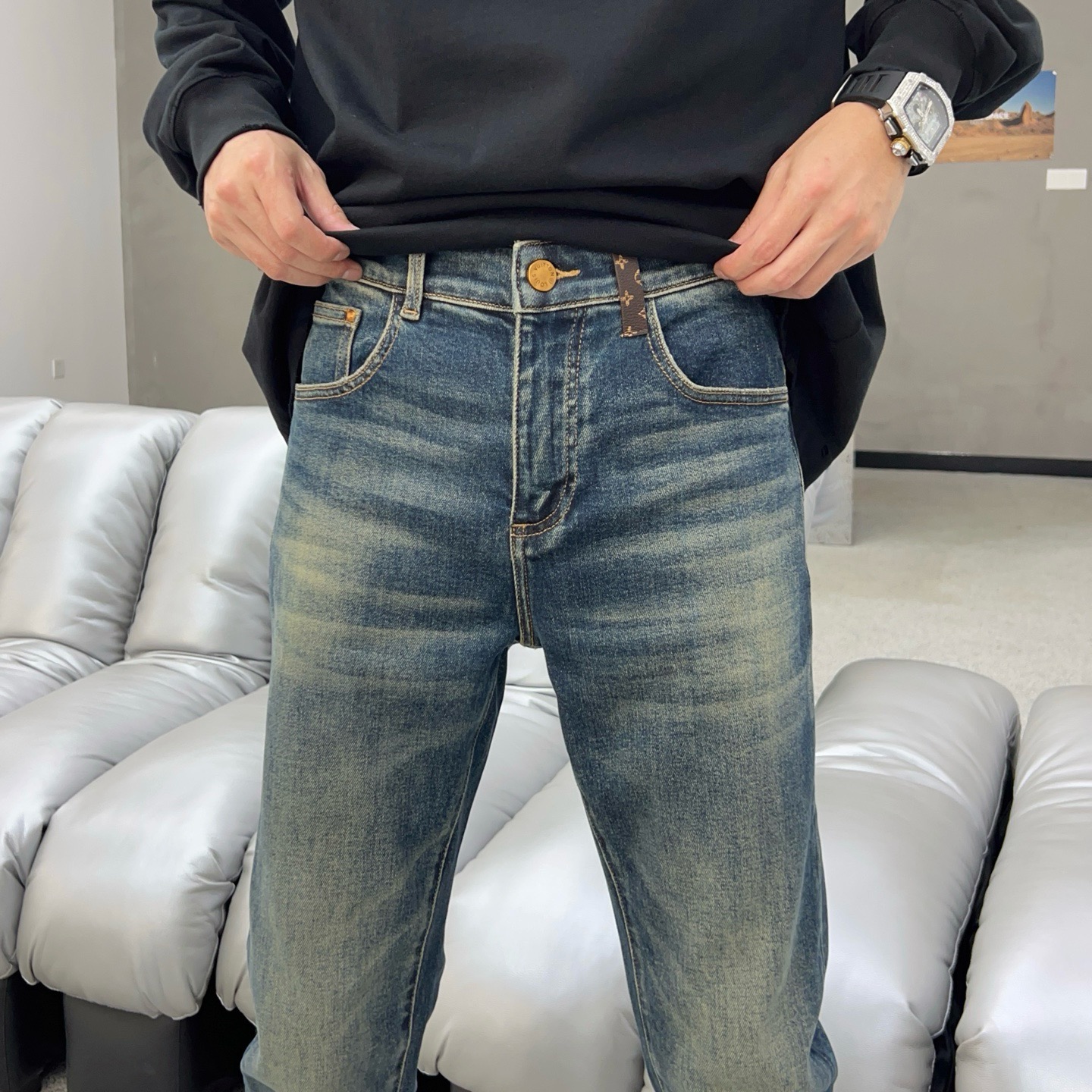 ￼  秋款🔥新款现货上市🔥🔥原单爆款牛仔裤👖超级定制款，原版五金，超级重工工艺，版型超赞👍细节做工无可挑