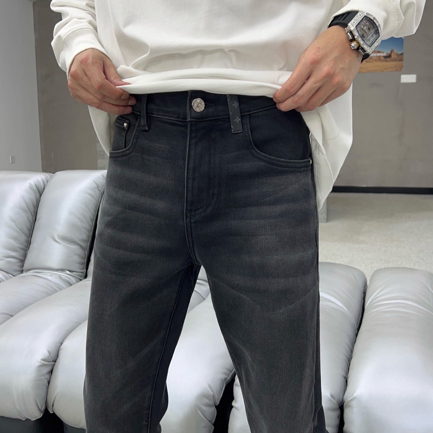 ￼  秋款🔥新款现货上市🔥🔥原单爆款牛仔裤👖超级定制款，原版五金，超级重工工艺，版型超赞👍细节做工无可挑