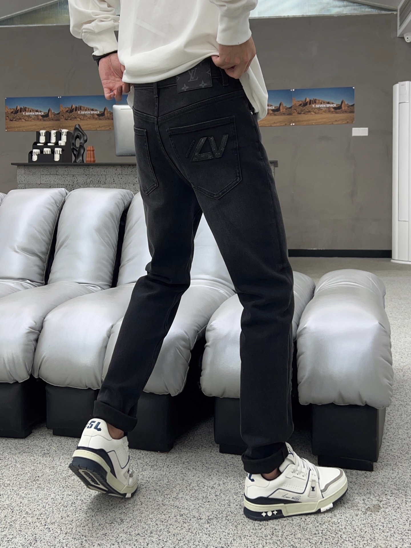 ￼  秋款🔥新款现货上市🔥🔥原单爆款牛仔裤👖超级定制款，原版五金，超级重工工艺，版型超赞👍细节做工无可挑