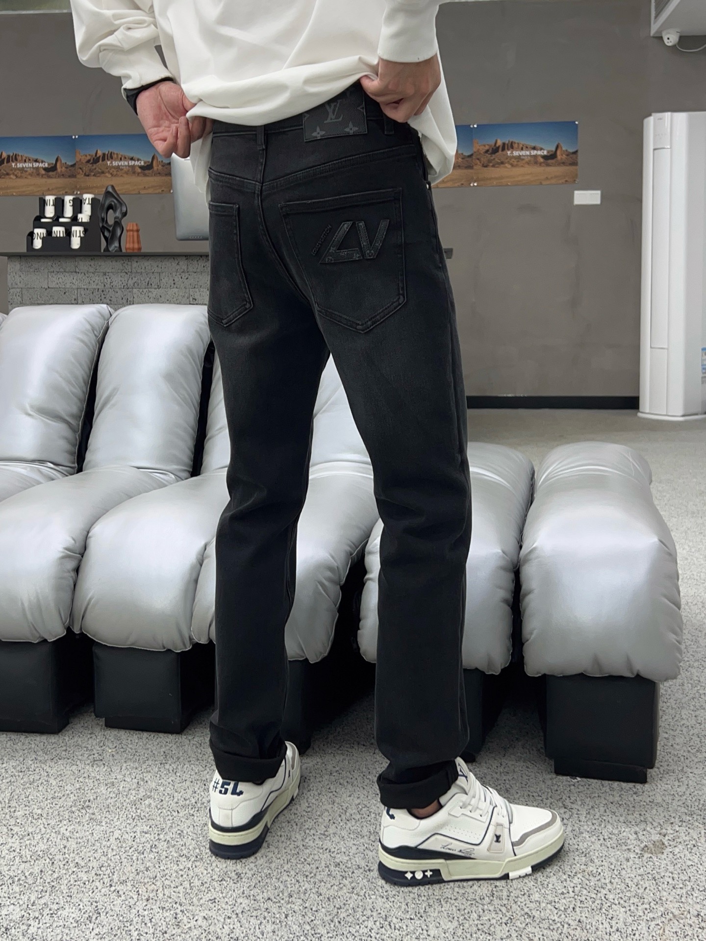 ￼  秋款🔥新款现货上市🔥🔥原单爆款牛仔裤👖超级定制款，原版五金，超级重工工艺，版型超赞👍细节做工无可挑