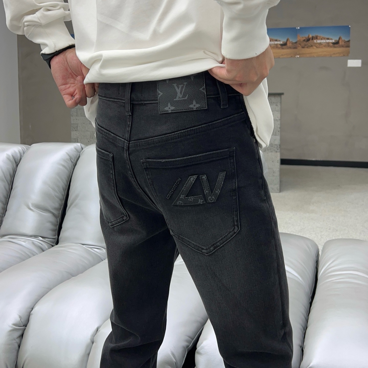 ￼  秋款🔥新款现货上市🔥🔥原单爆款牛仔裤👖超级定制款，原版五金，超级重工工艺，版型超赞👍细节做工无可挑
