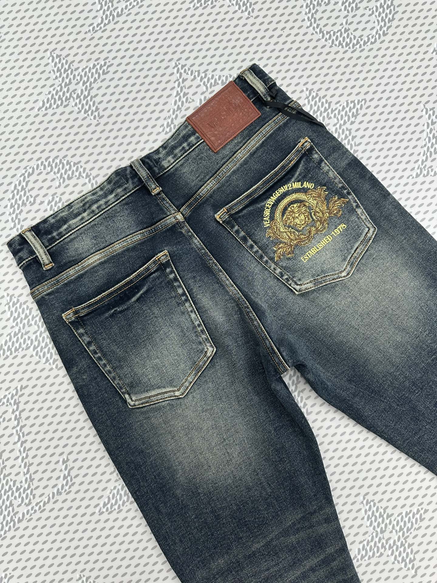 🔥  最新早秋新款现货上市🔥🔥原单爆款牛仔裤👖超级定制款，原版五金，超级重工工艺，版型超赞👍细节做工无可