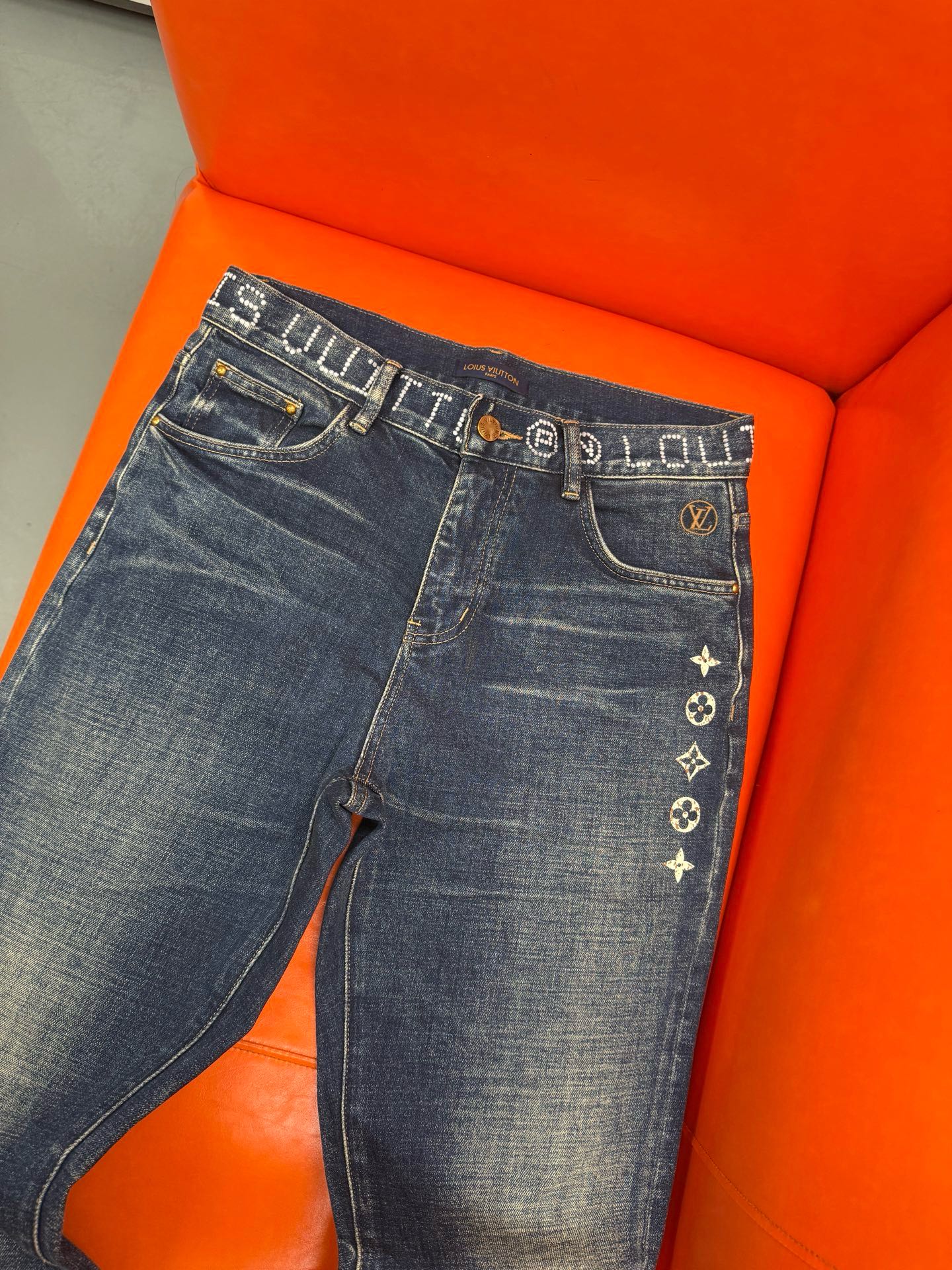 ￼ ￼ ￼ 独家爆款，牛仔裤🔥 创新新款. 直筒裤🔥￼新款现货上市🔥🔥原单爆款牛仔裤👖超级定制款，原版五