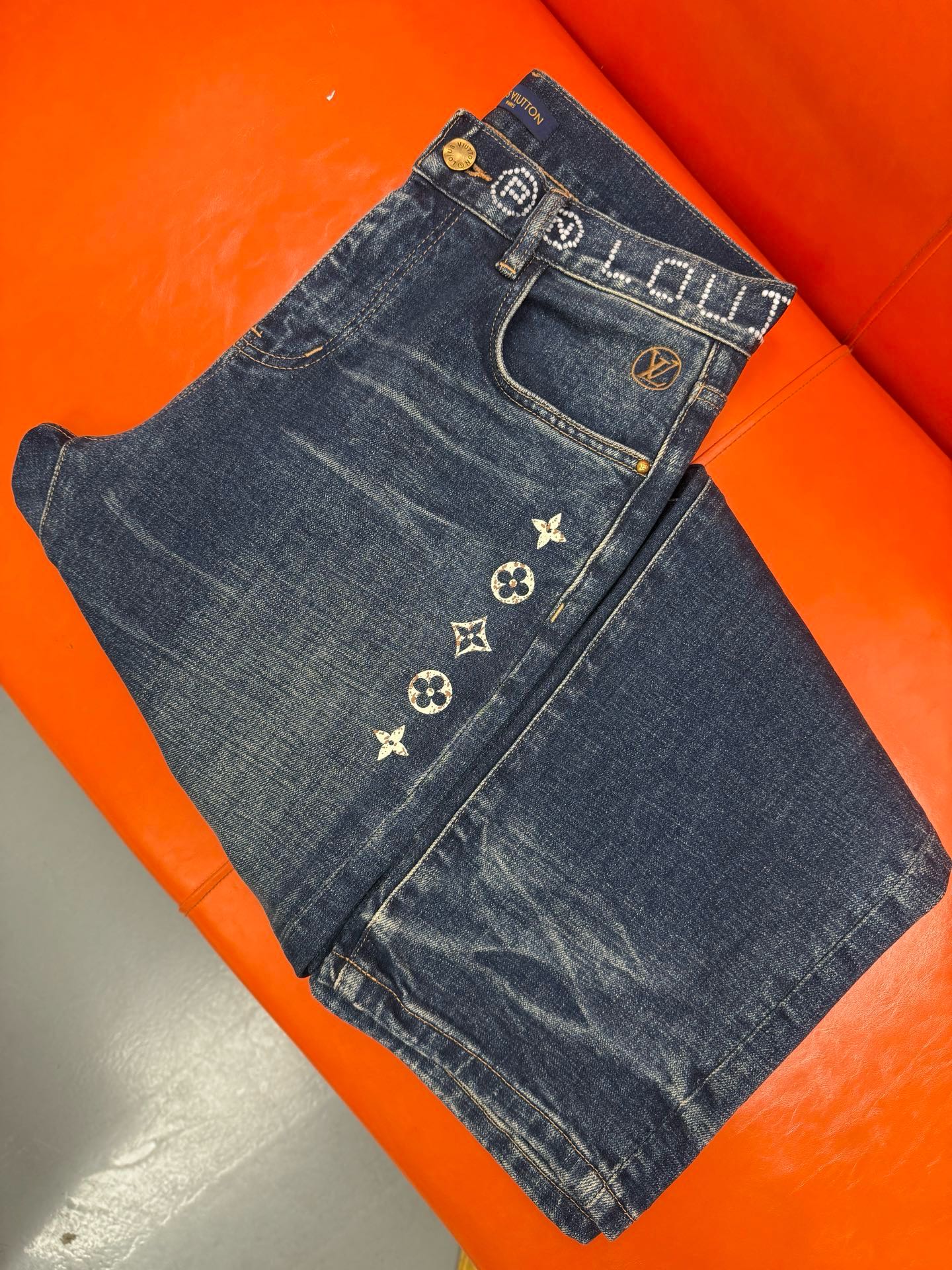 ￼ ￼ ￼ 独家爆款，牛仔裤🔥 创新新款. 直筒裤🔥￼新款现货上市🔥🔥原单爆款牛仔裤👖超级定制款，原版五