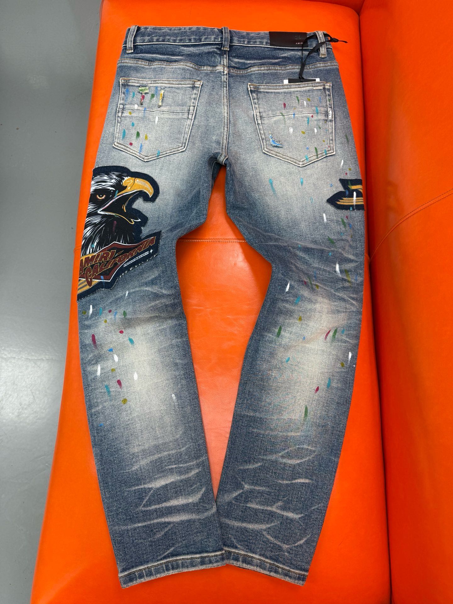 新款，创新新款. 手工手绘🔥￼新款现货上市🔥🔥原单爆款牛仔裤👖超级定制款，原版五金，超级重工工艺，版型超