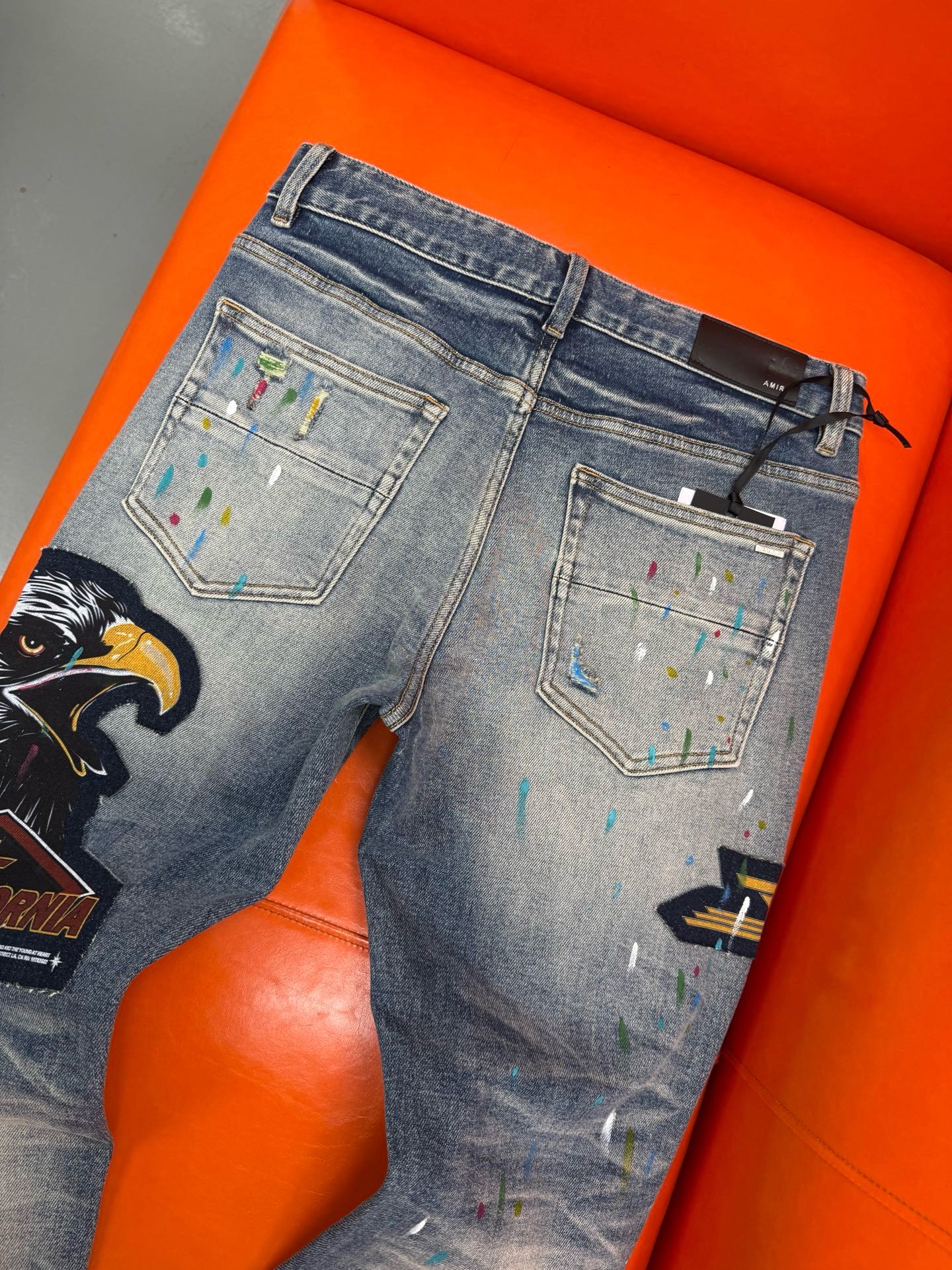 新款，创新新款. 手工手绘🔥￼新款现货上市🔥🔥原单爆款牛仔裤👖超级定制款，原版五金，超级重工工艺，版型超