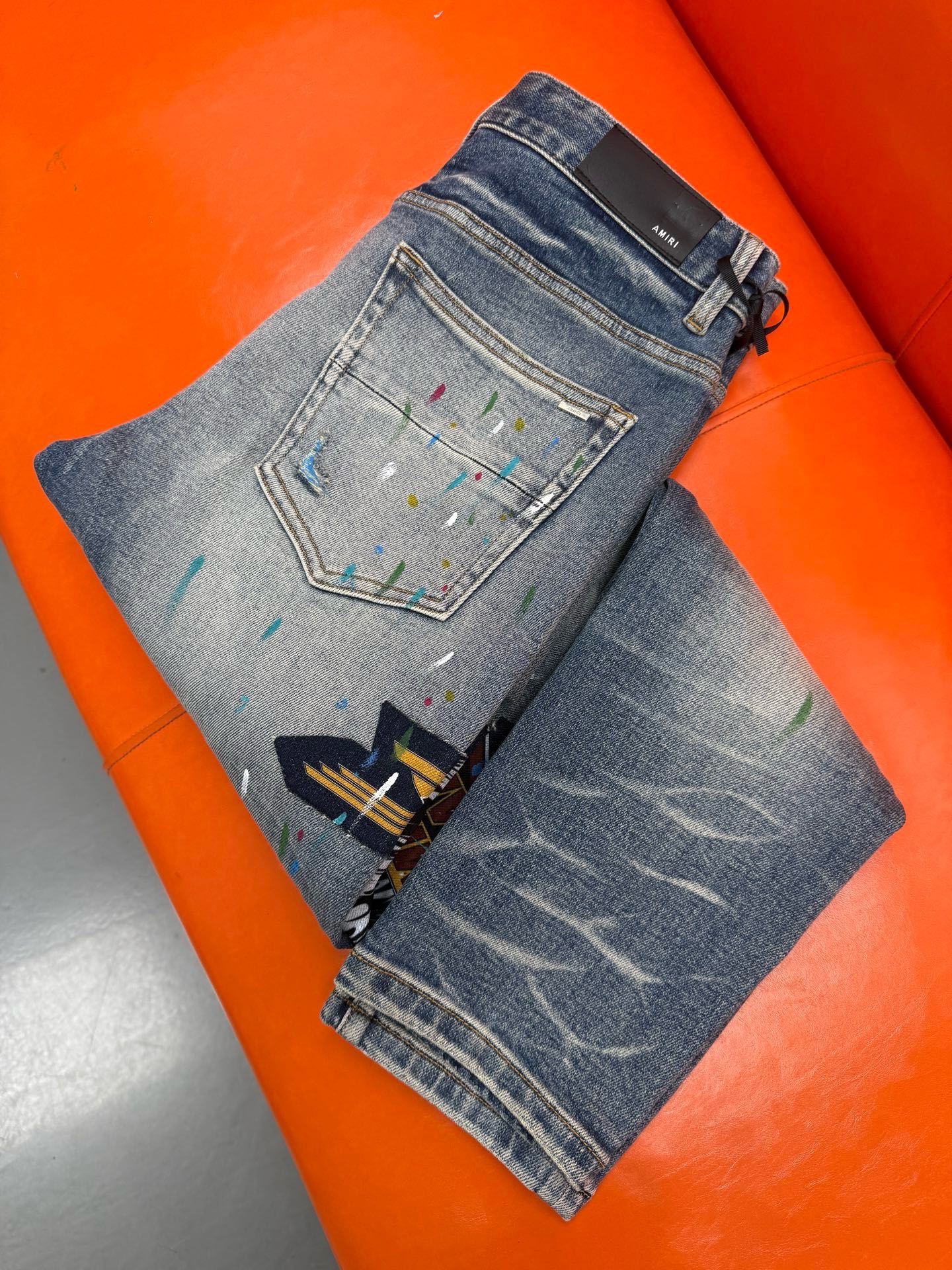 新款，创新新款. 手工手绘🔥￼新款现货上市🔥🔥原单爆款牛仔裤👖超级定制款，原版五金，超级重工工艺，版型超