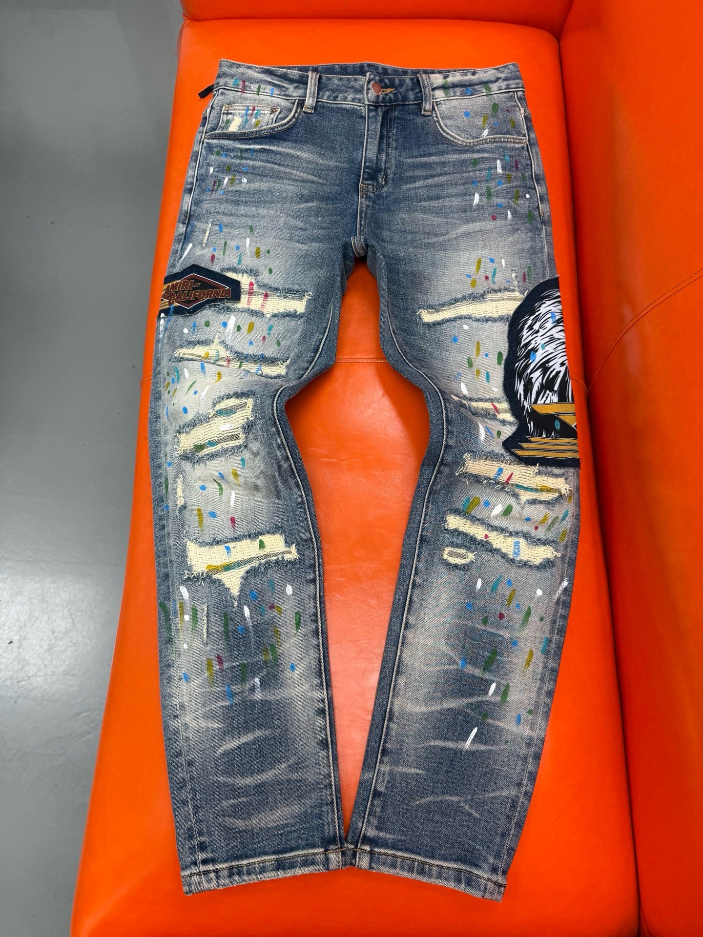 新款，创新新款. 手工手绘🔥￼新款现货上市🔥🔥原单爆款牛仔裤👖超级定制款，原版五金，超级重工工艺，版型超