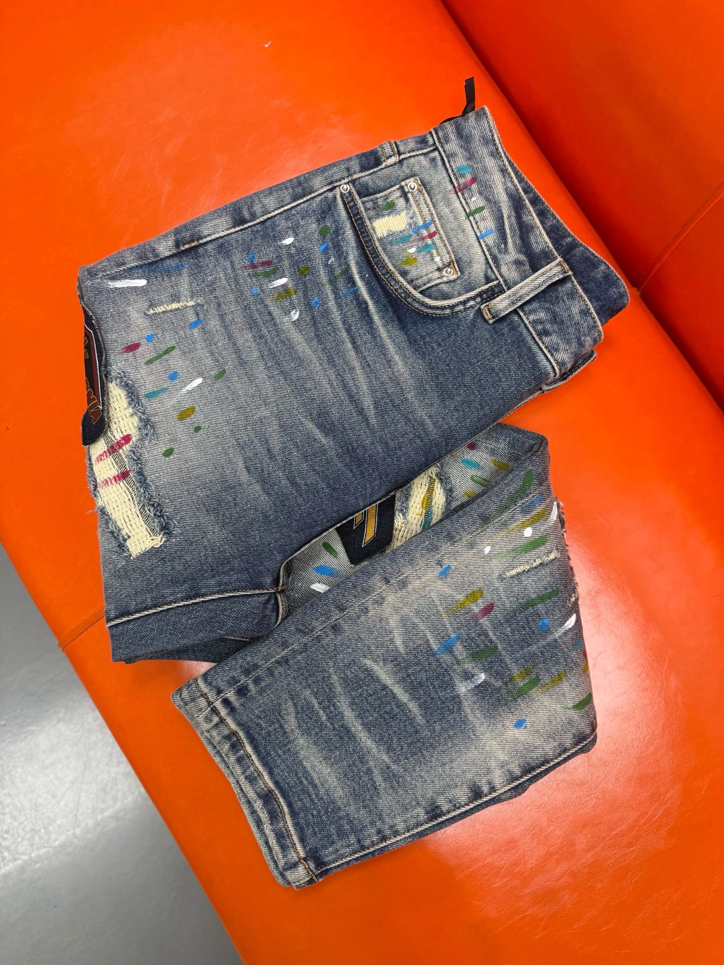 新款，创新新款. 手工手绘🔥￼新款现货上市🔥🔥原单爆款牛仔裤👖超级定制款，原版五金，超级重工工艺，版型超