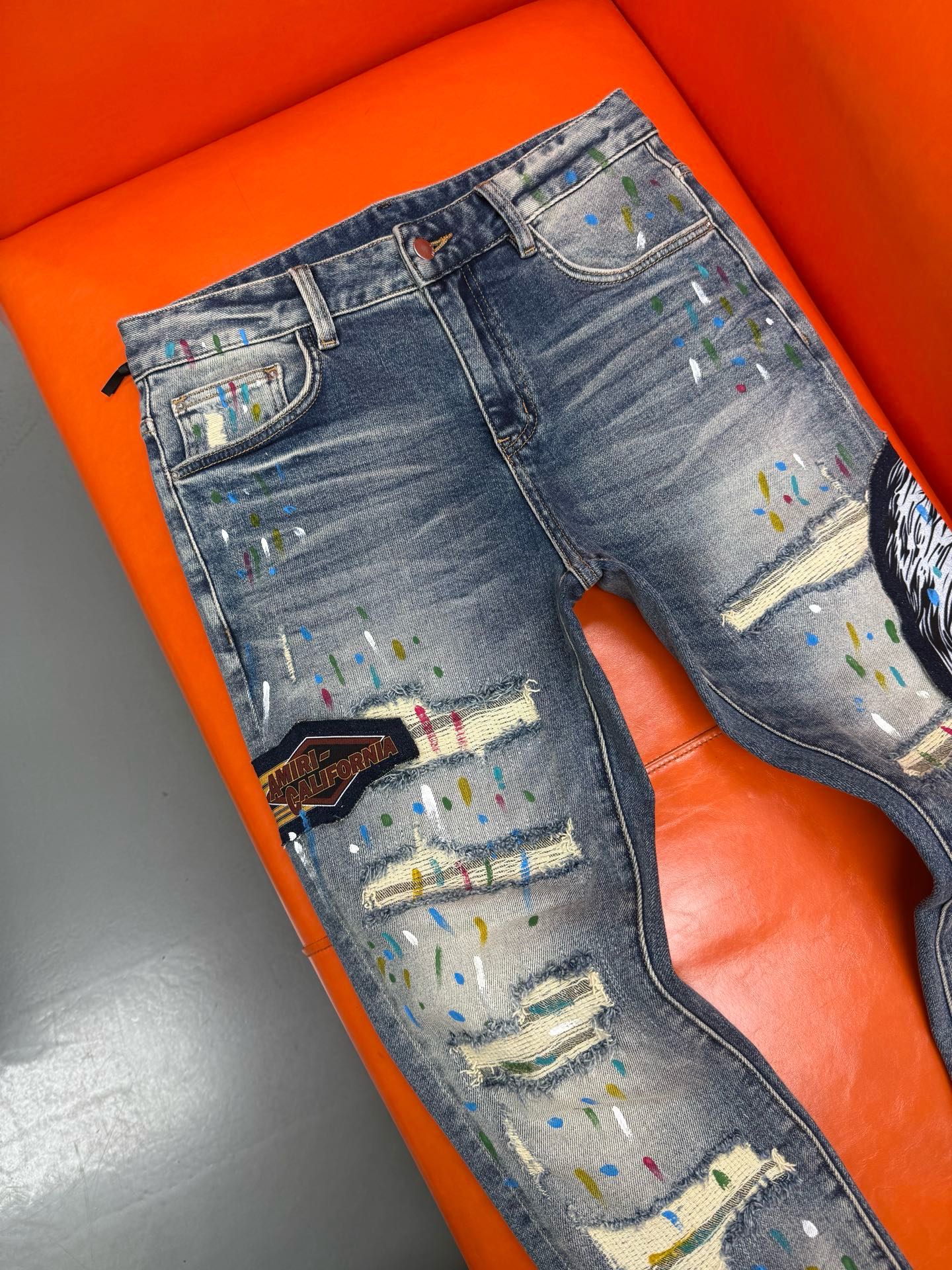 新款，创新新款. 手工手绘🔥￼新款现货上市🔥🔥原单爆款牛仔裤👖超级定制款，原版五金，超级重工工艺，版型超