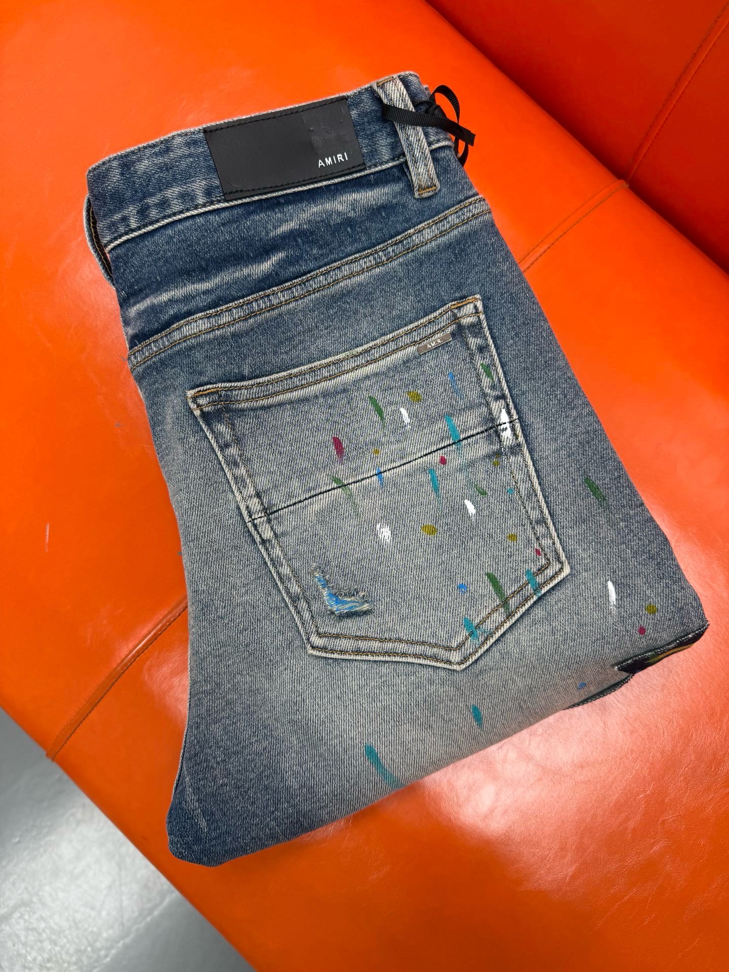 新款，创新新款. 手工手绘🔥￼新款现货上市🔥🔥原单爆款牛仔裤👖超级定制款，原版五金，超级重工工艺，版型超