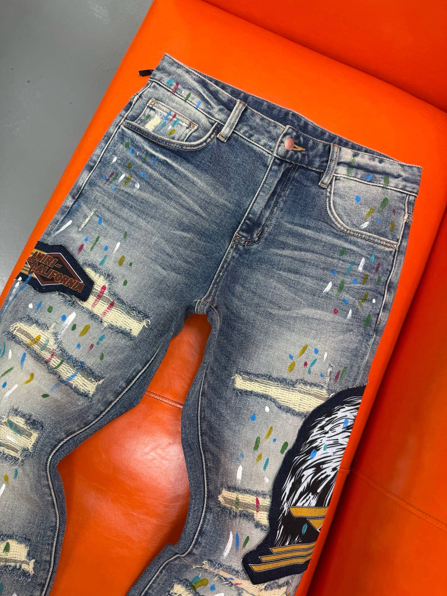 新款，创新新款. 手工手绘🔥￼新款现货上市🔥🔥原单爆款牛仔裤👖超级定制款，原版五金，超级重工工艺，版型超