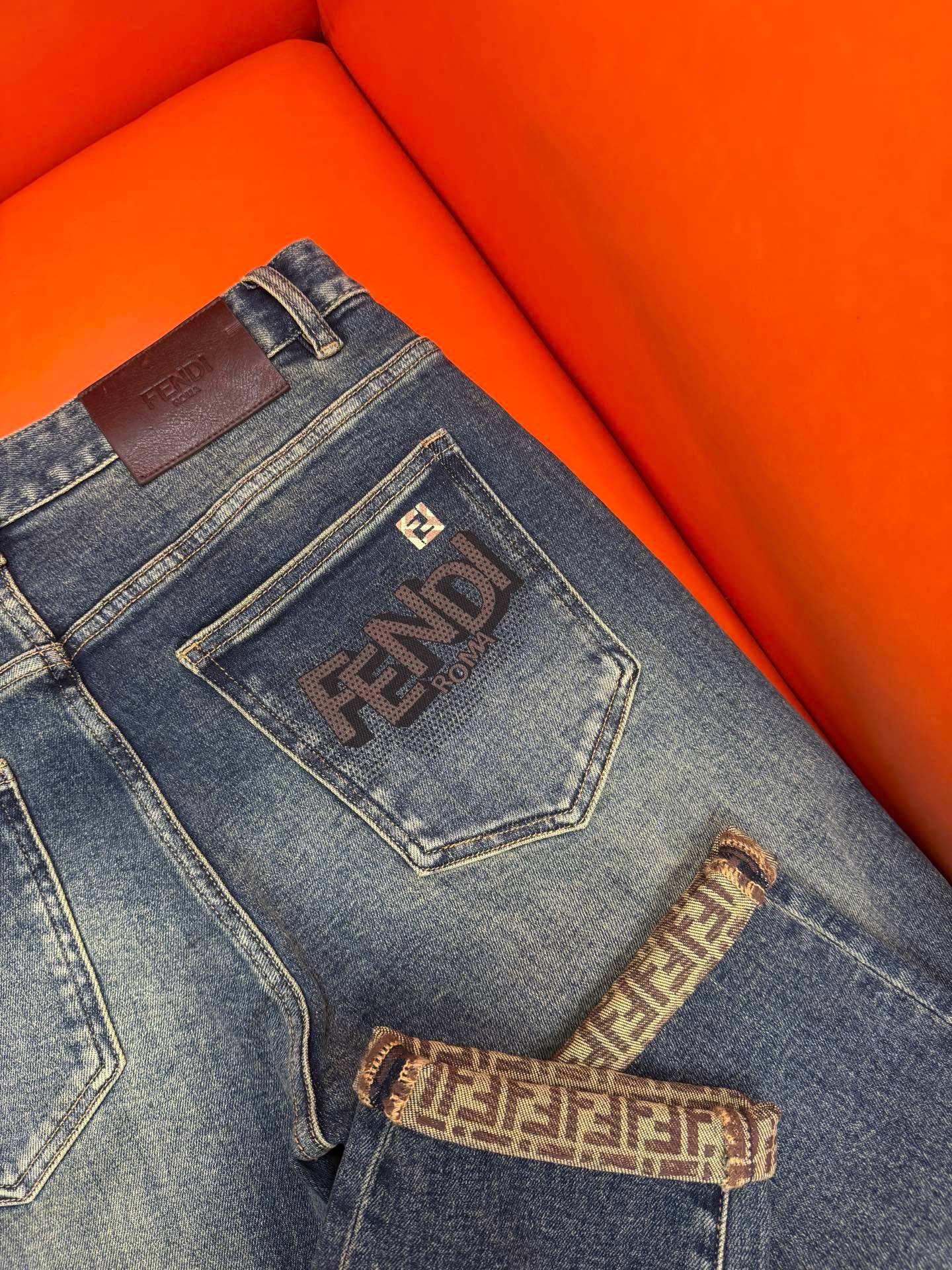 ￼ ￼ ￼ 最新款式新款上市现货🔥🔥新品🔥独家【首创】❤️原单品质🍒 爆款🔥牛仔裤👖超级定制款，原版五金