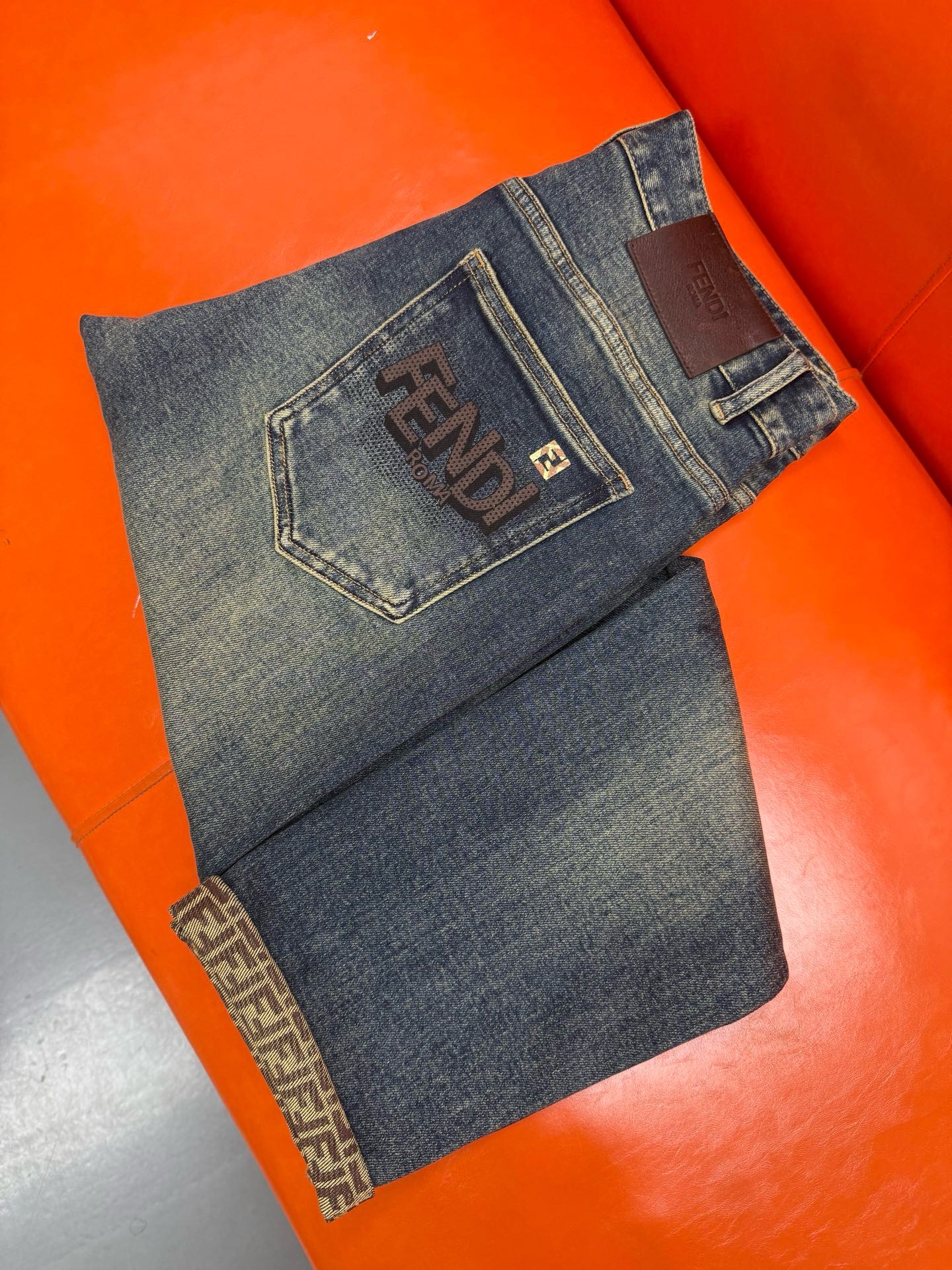 ￼ ￼ ￼ 最新款式新款上市现货🔥🔥新品🔥独家【首创】❤️原单品质🍒 爆款🔥牛仔裤👖超级定制款，原版五金