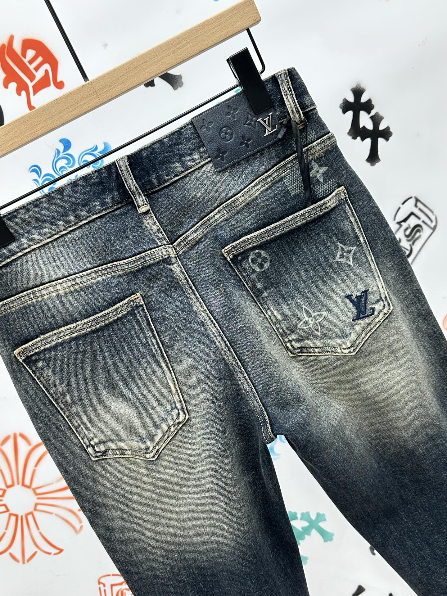 ￼ 。🔥新款现货上市🔥🔥原单爆款牛仔裤👖超级定制款，原版五金，超级重工工艺，版型超赞👍细节做工无可挑剔！