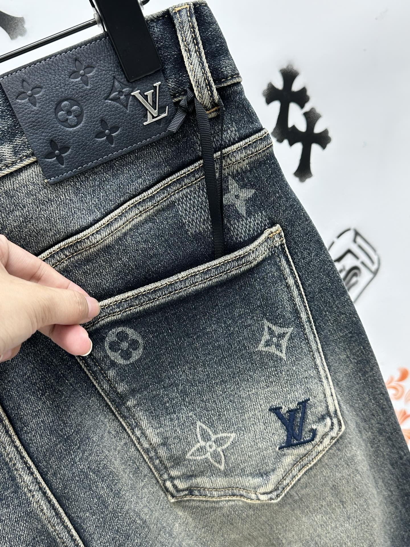 ￼ 。🔥新款现货上市🔥🔥原单爆款牛仔裤👖超级定制款，原版五金，超级重工工艺，版型超赞👍细节做工无可挑剔！