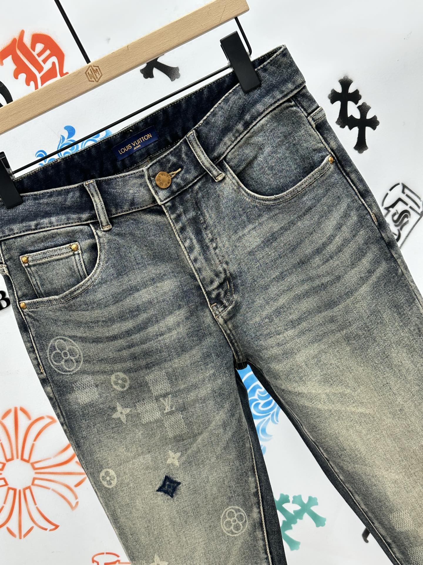 ￼ 。🔥新款现货上市🔥🔥原单爆款牛仔裤👖超级定制款，原版五金，超级重工工艺，版型超赞👍细节做工无可挑剔！