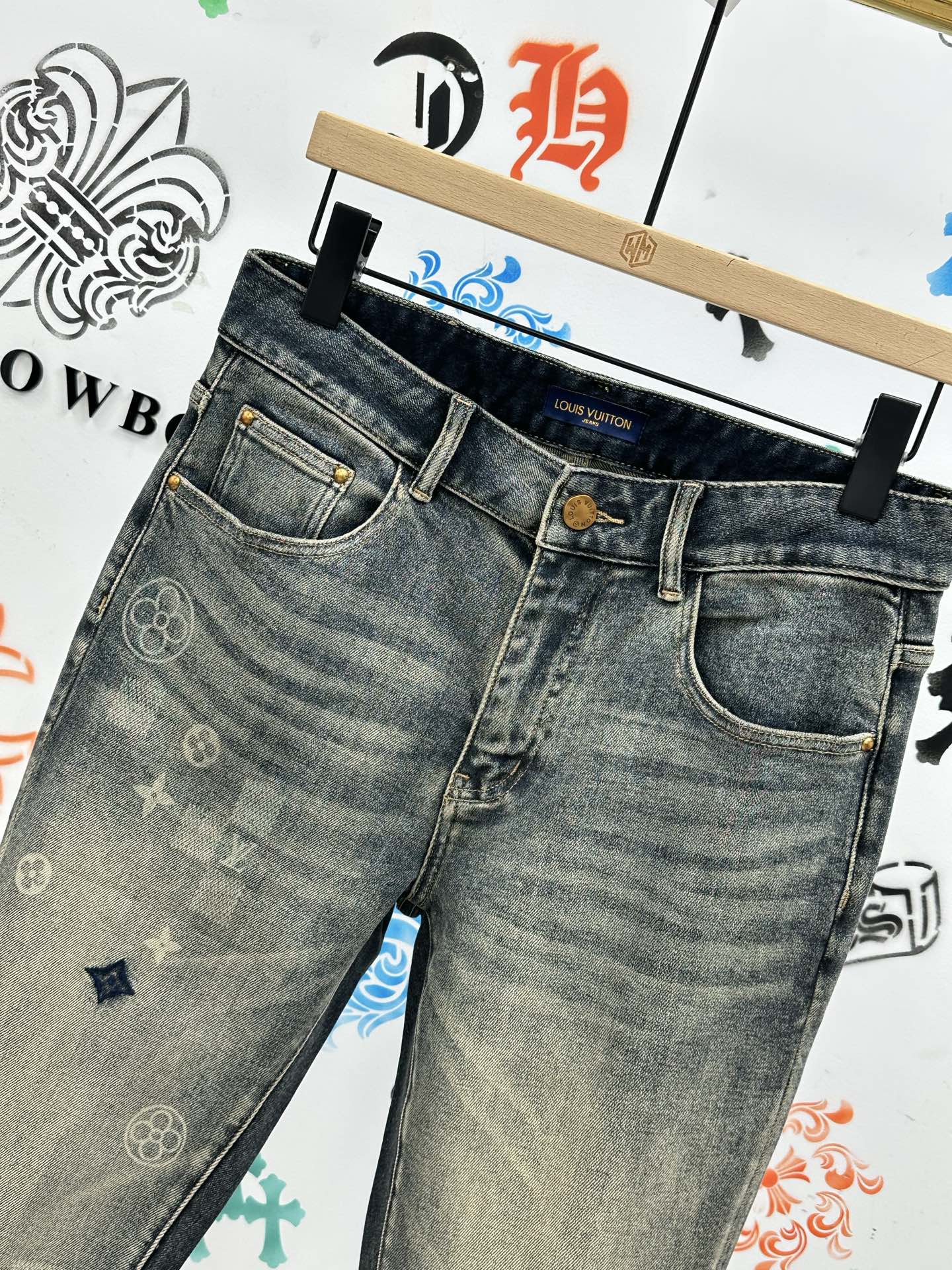 ￼ 。🔥新款现货上市🔥🔥原单爆款牛仔裤👖超级定制款，原版五金，超级重工工艺，版型超赞👍细节做工无可挑剔！