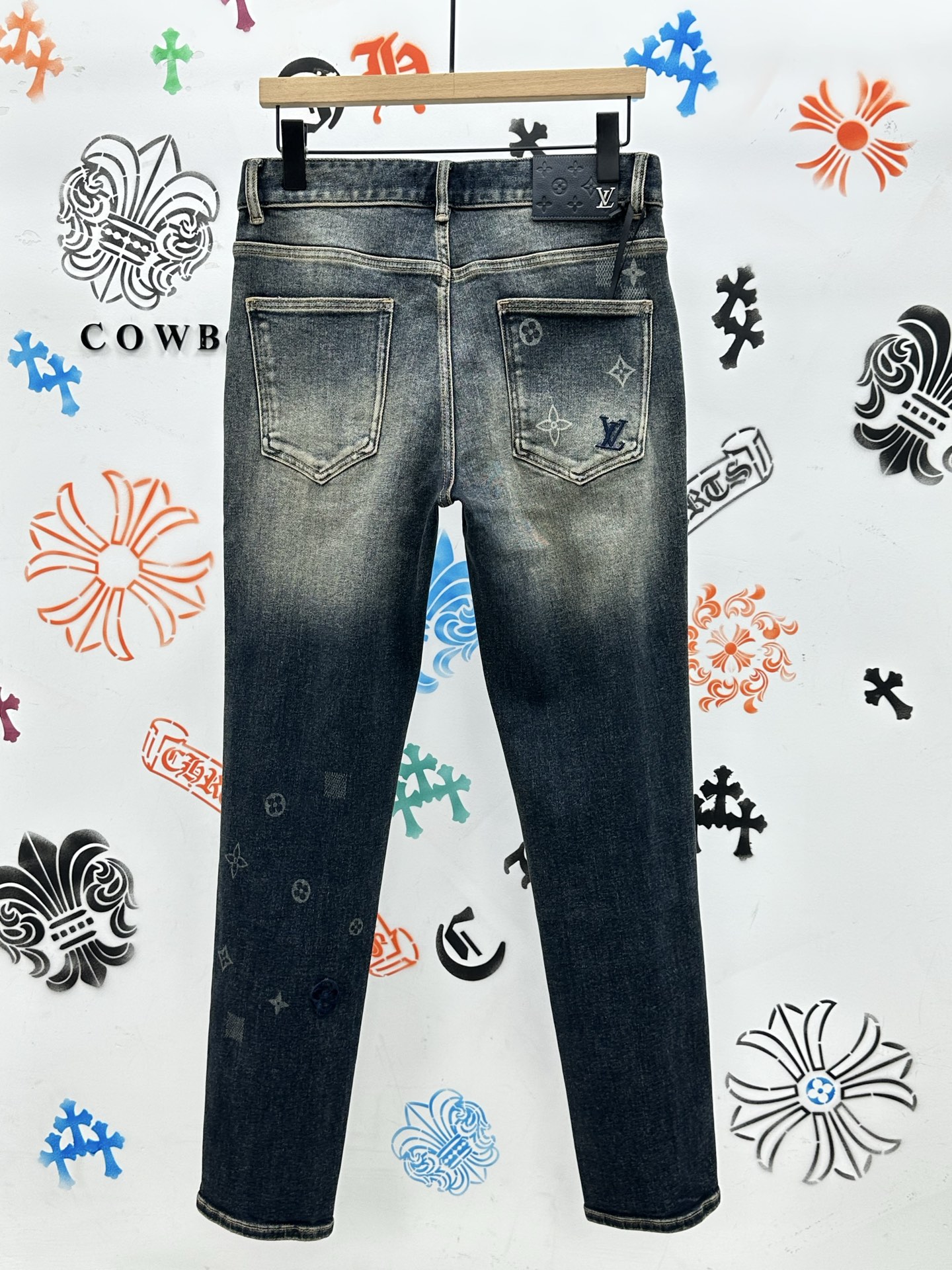 ￼ 。🔥新款现货上市🔥🔥原单爆款牛仔裤👖超级定制款，原版五金，超级重工工艺，版型超赞👍细节做工无可挑剔！