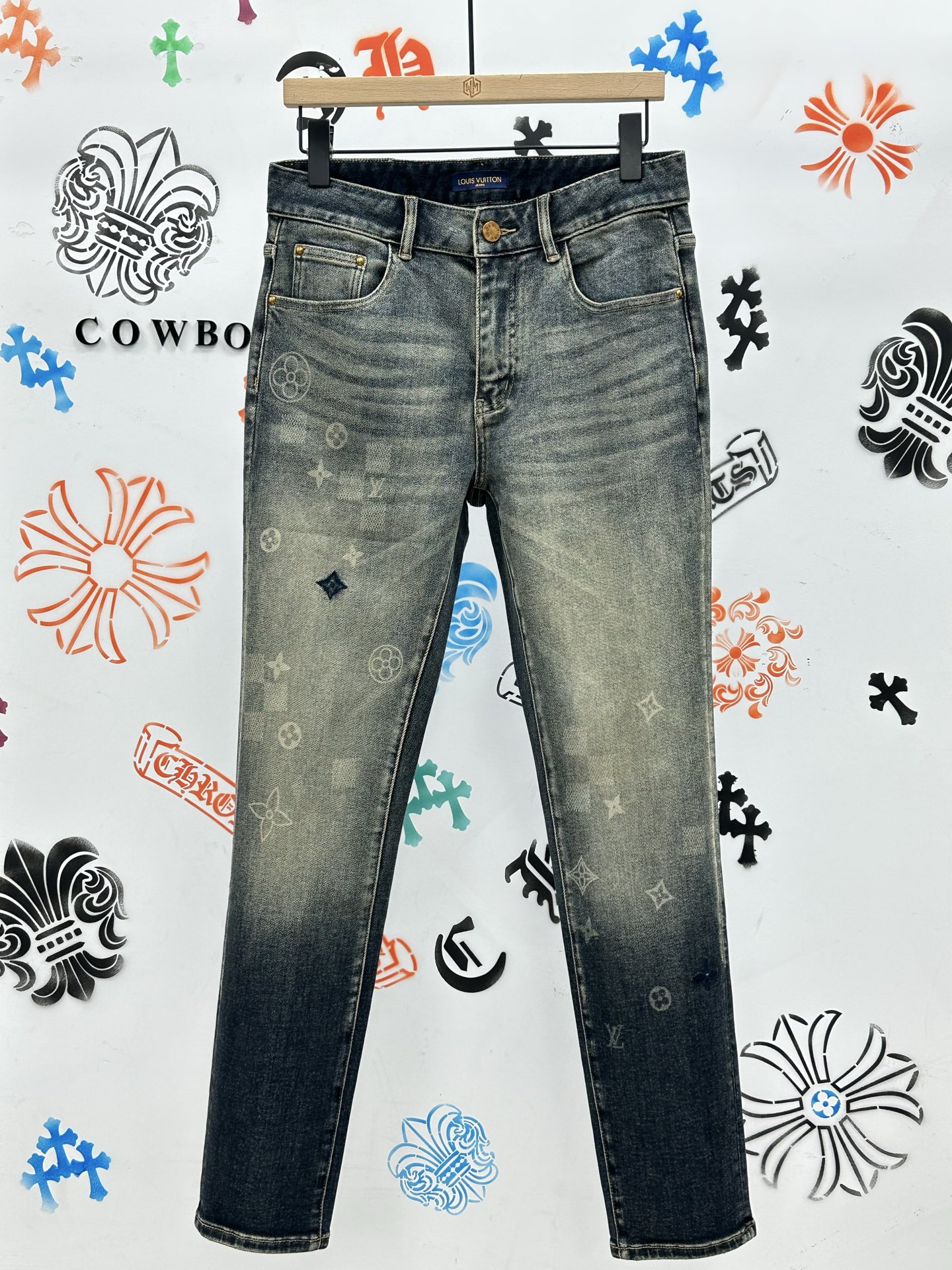 ￼ 。🔥新款现货上市🔥🔥原单爆款牛仔裤👖超级定制款，原版五金，超级重工工艺，版型超赞👍细节做工无可挑剔！