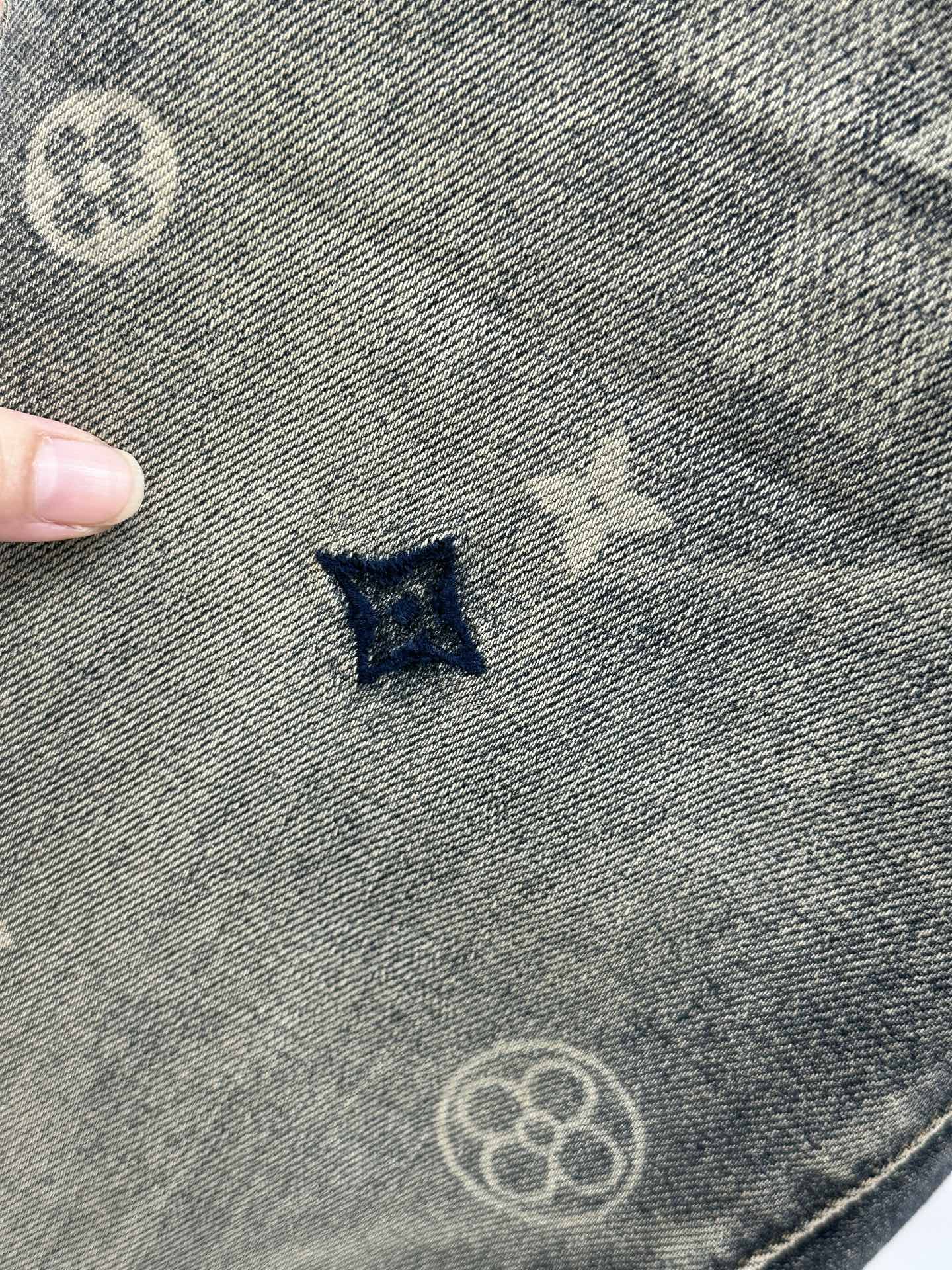 ￼ 。🔥新款现货上市🔥🔥原单爆款牛仔裤👖超级定制款，原版五金，超级重工工艺，版型超赞👍细节做工无可挑剔！