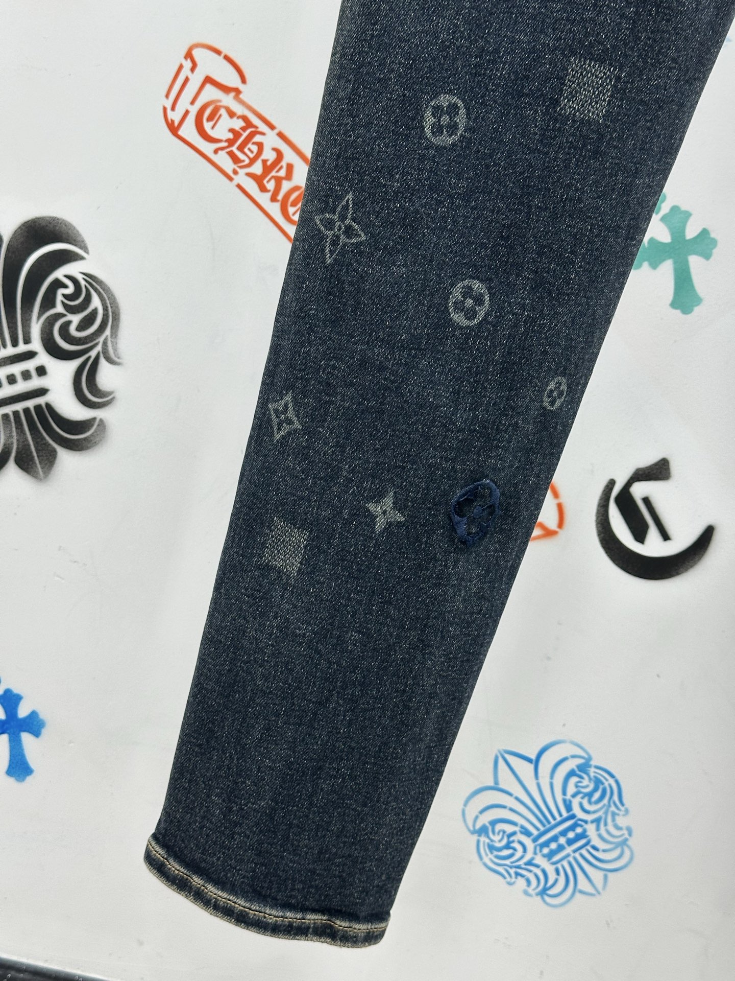 ￼ 。🔥新款现货上市🔥🔥原单爆款牛仔裤👖超级定制款，原版五金，超级重工工艺，版型超赞👍细节做工无可挑剔！