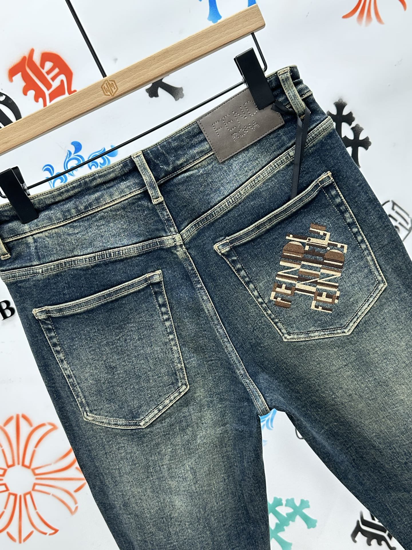 ￼ 🔥新款现货上市🔥🔥原单爆款牛仔裤👖超级定制款，原版五金，超级重工工艺，版型超赞👍细节做工无可挑剔！款