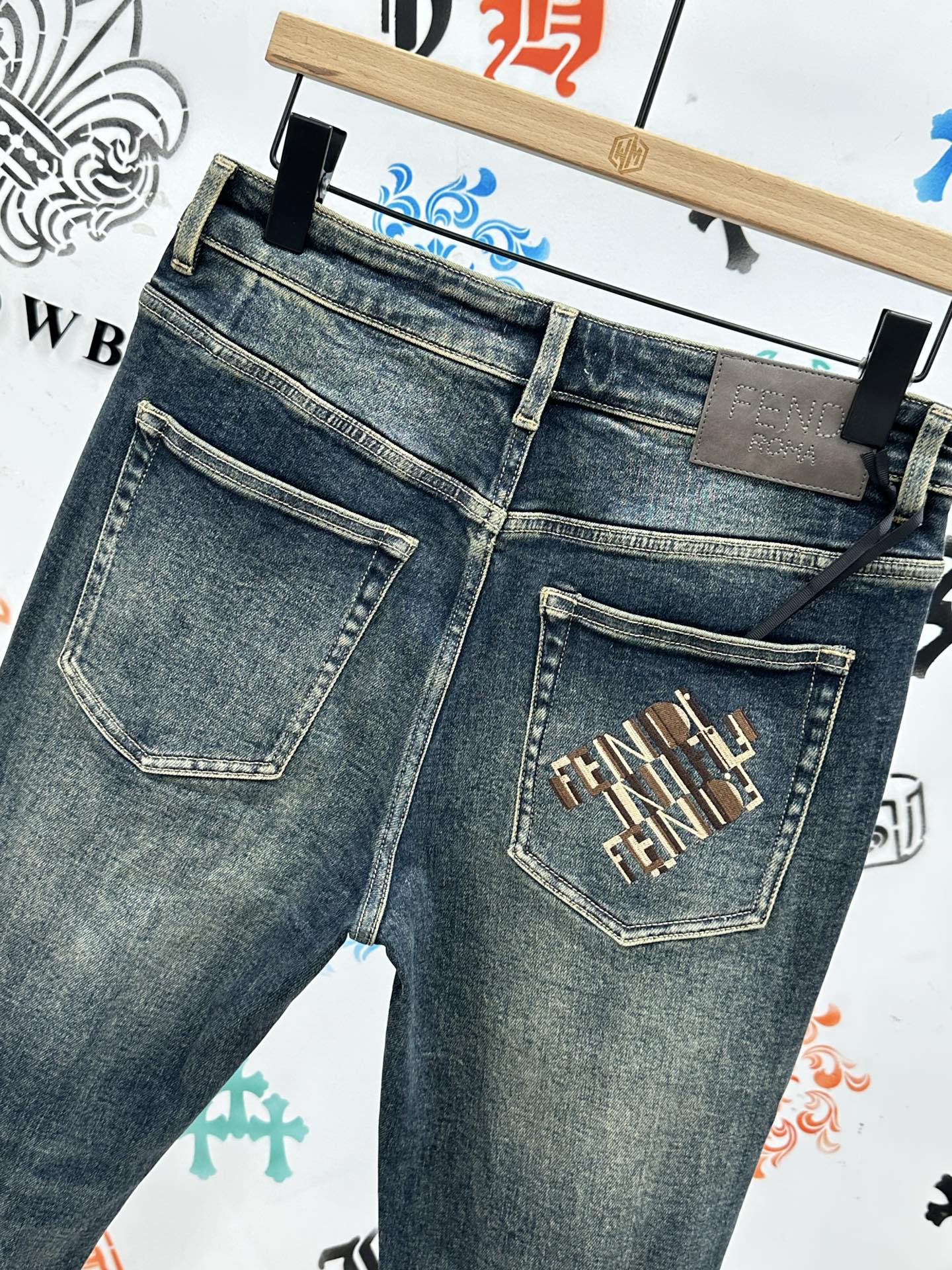 ￼ 🔥新款现货上市🔥🔥原单爆款牛仔裤👖超级定制款，原版五金，超级重工工艺，版型超赞👍细节做工无可挑剔！款