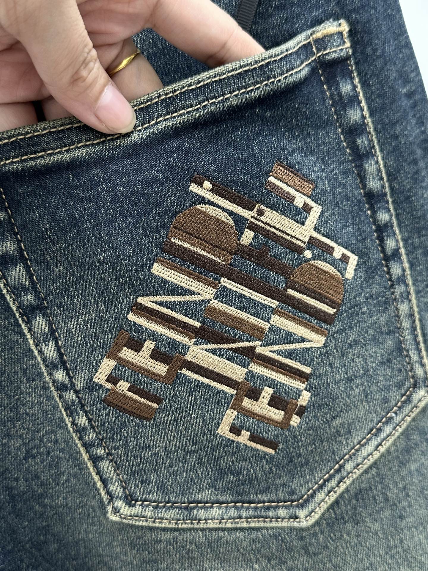 ￼ 🔥新款现货上市🔥🔥原单爆款牛仔裤👖超级定制款，原版五金，超级重工工艺，版型超赞👍细节做工无可挑剔！款