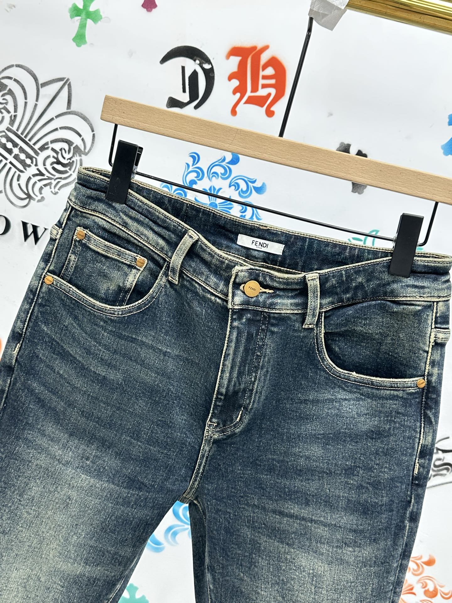 ￼ 🔥新款现货上市🔥🔥原单爆款牛仔裤👖超级定制款，原版五金，超级重工工艺，版型超赞👍细节做工无可挑剔！款