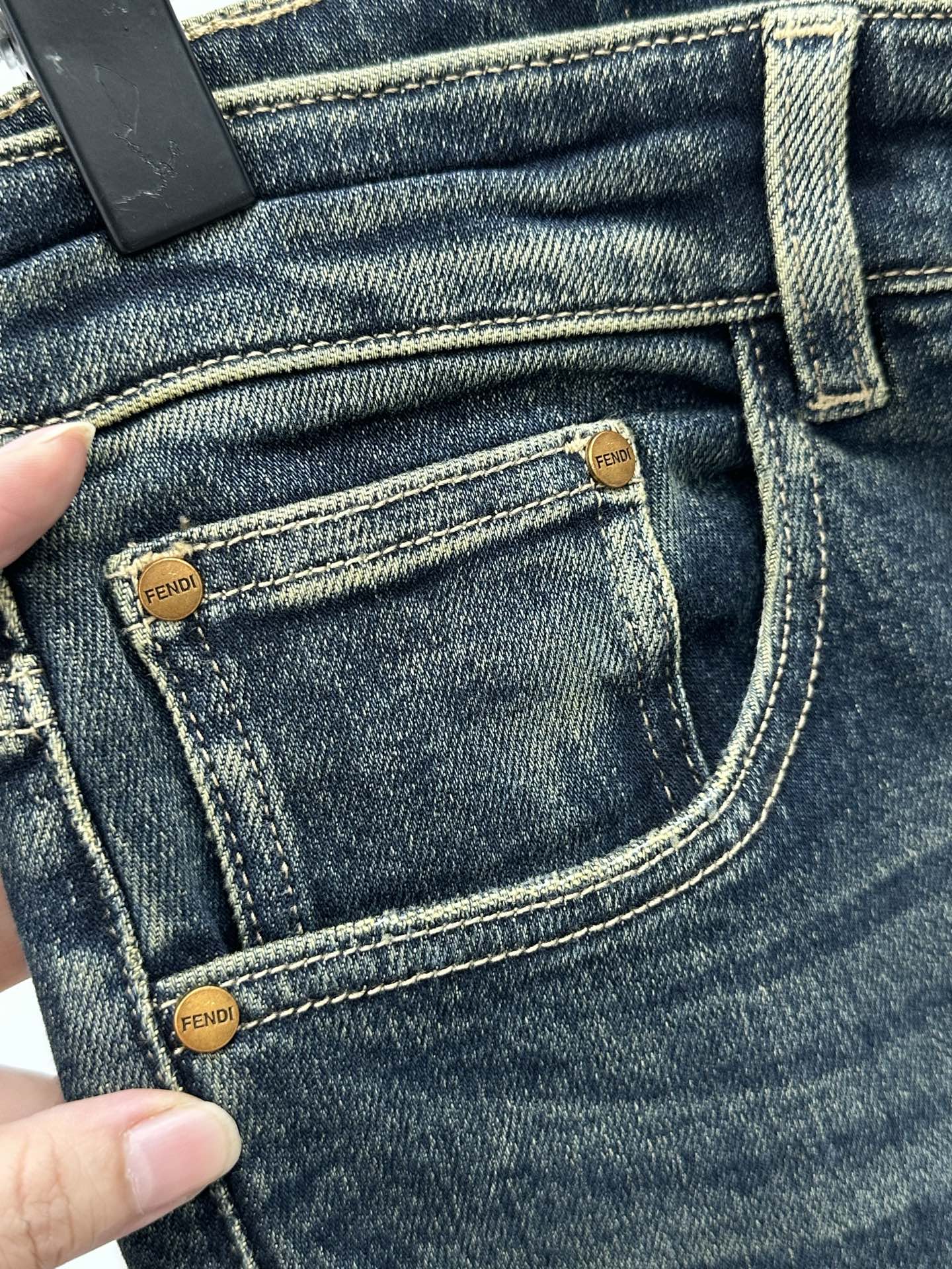 ￼ 🔥新款现货上市🔥🔥原单爆款牛仔裤👖超级定制款，原版五金，超级重工工艺，版型超赞👍细节做工无可挑剔！款