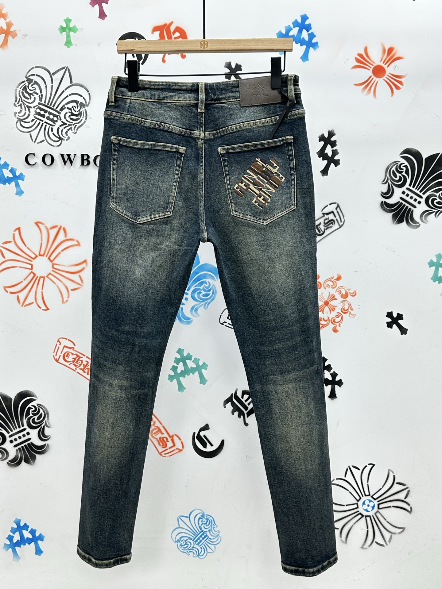 ￼ 🔥新款现货上市🔥🔥原单爆款牛仔裤👖超级定制款，原版五金，超级重工工艺，版型超赞👍细节做工无可挑剔！款