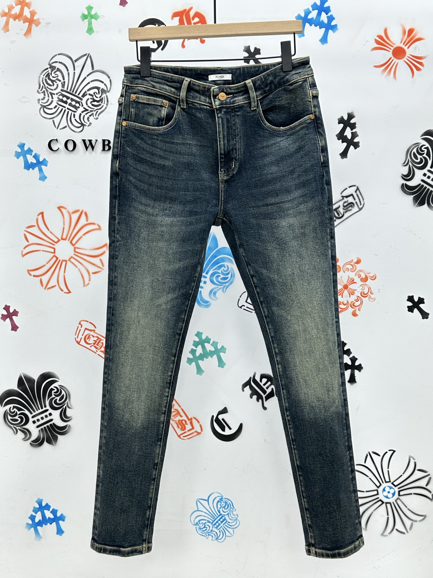 ￼ 🔥新款现货上市🔥🔥原单爆款牛仔裤👖超级定制款，原版五金，超级重工工艺，版型超赞👍细节做工无可挑剔！款