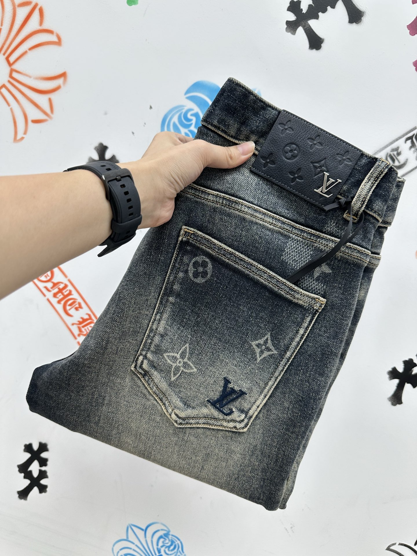 ￼ 。🔥新款现货上市🔥🔥原单爆款牛仔裤👖超级定制款，原版五金，超级重工工艺，版型超赞👍细节做工无可挑剔！