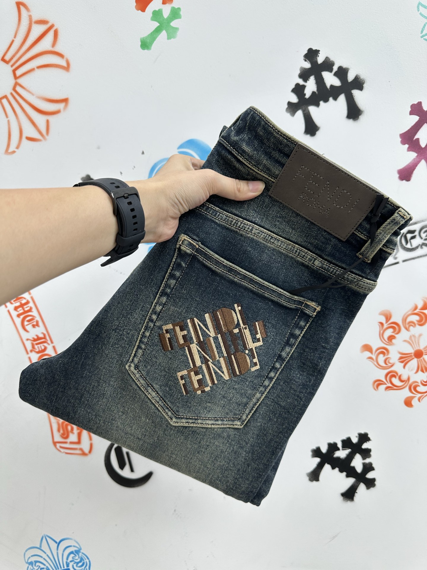 ￼ 🔥新款现货上市🔥🔥原单爆款牛仔裤👖超级定制款，原版五金，超级重工工艺，版型超赞👍细节做工无可挑剔！款