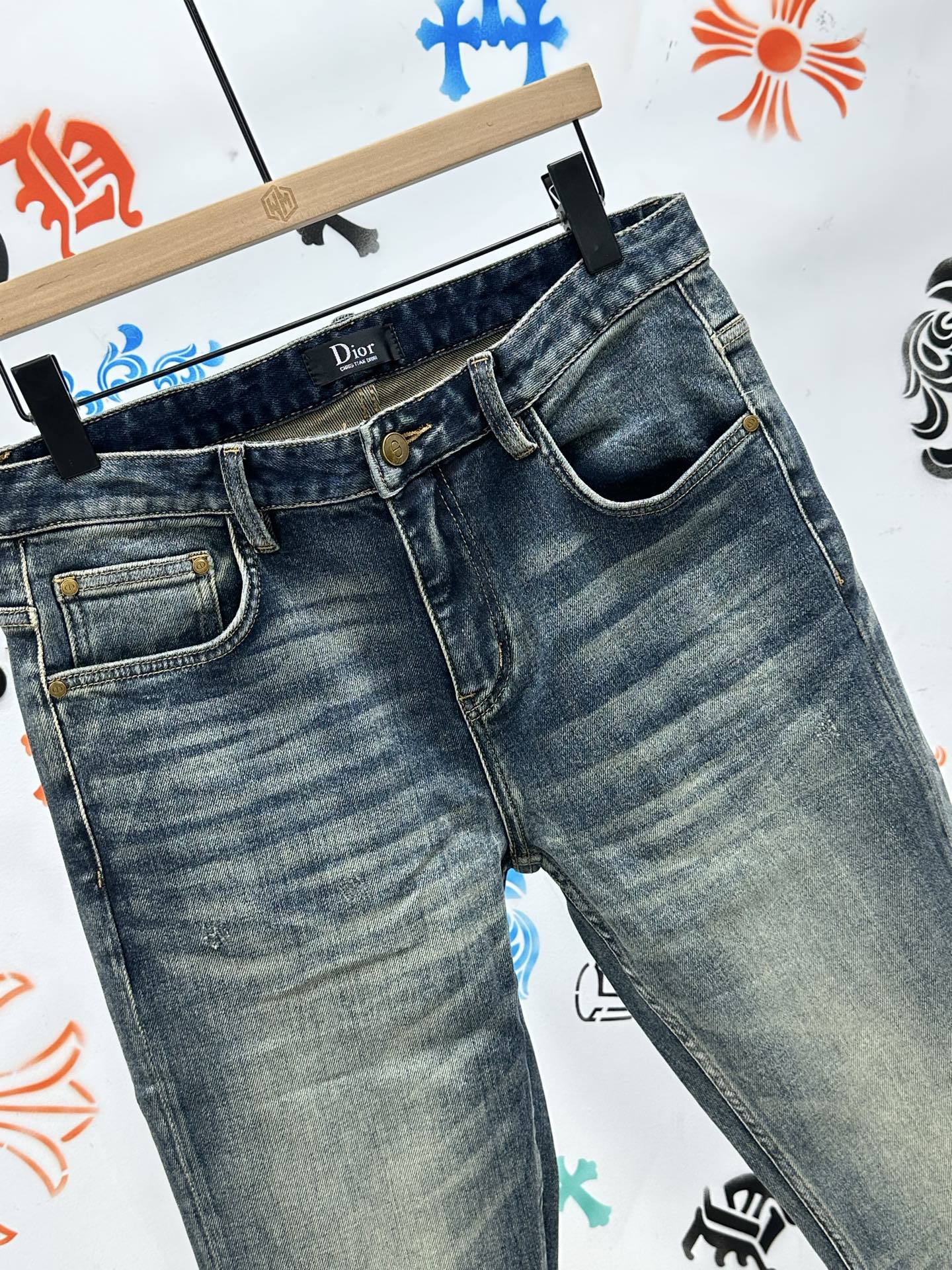 ￼ 。🔥新款现货上市🔥🔥原单爆款牛仔裤👖超级定制款，原版五金，超级重工工艺，版型超赞👍细节做工无可挑剔！