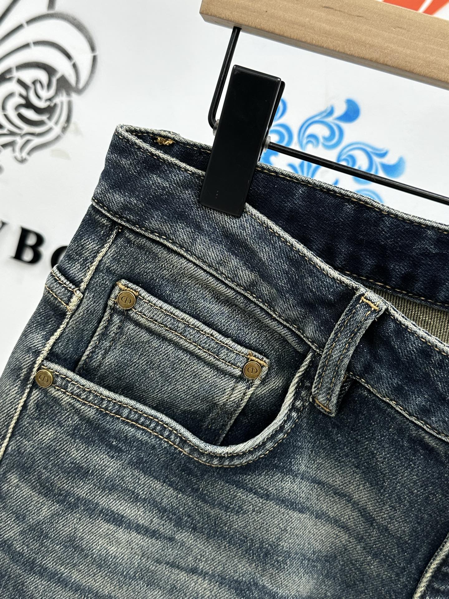 ￼ 。🔥新款现货上市🔥🔥原单爆款牛仔裤👖超级定制款，原版五金，超级重工工艺，版型超赞👍细节做工无可挑剔！