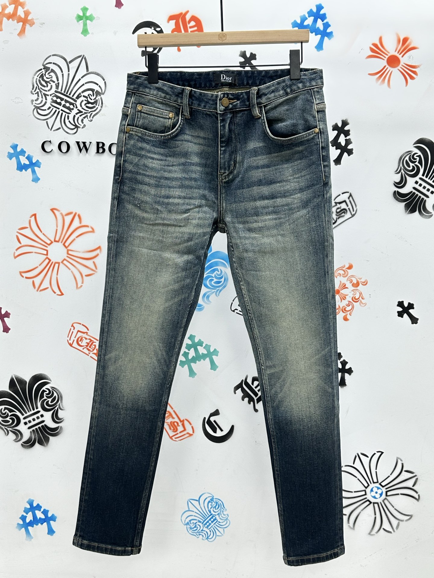 ￼ 。🔥新款现货上市🔥🔥原单爆款牛仔裤👖超级定制款，原版五金，超级重工工艺，版型超赞👍细节做工无可挑剔！