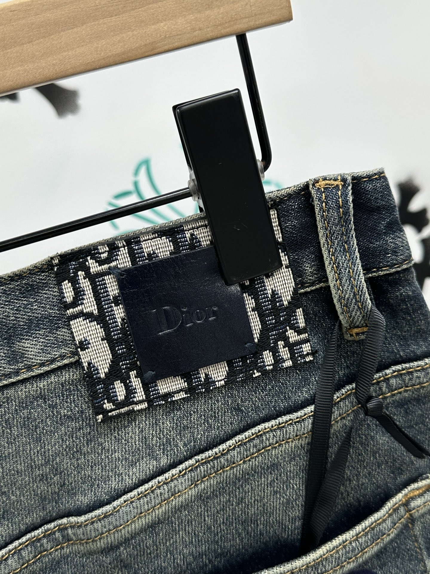 ￼ 。🔥新款现货上市🔥🔥原单爆款牛仔裤👖超级定制款，原版五金，超级重工工艺，版型超赞👍细节做工无可挑剔！