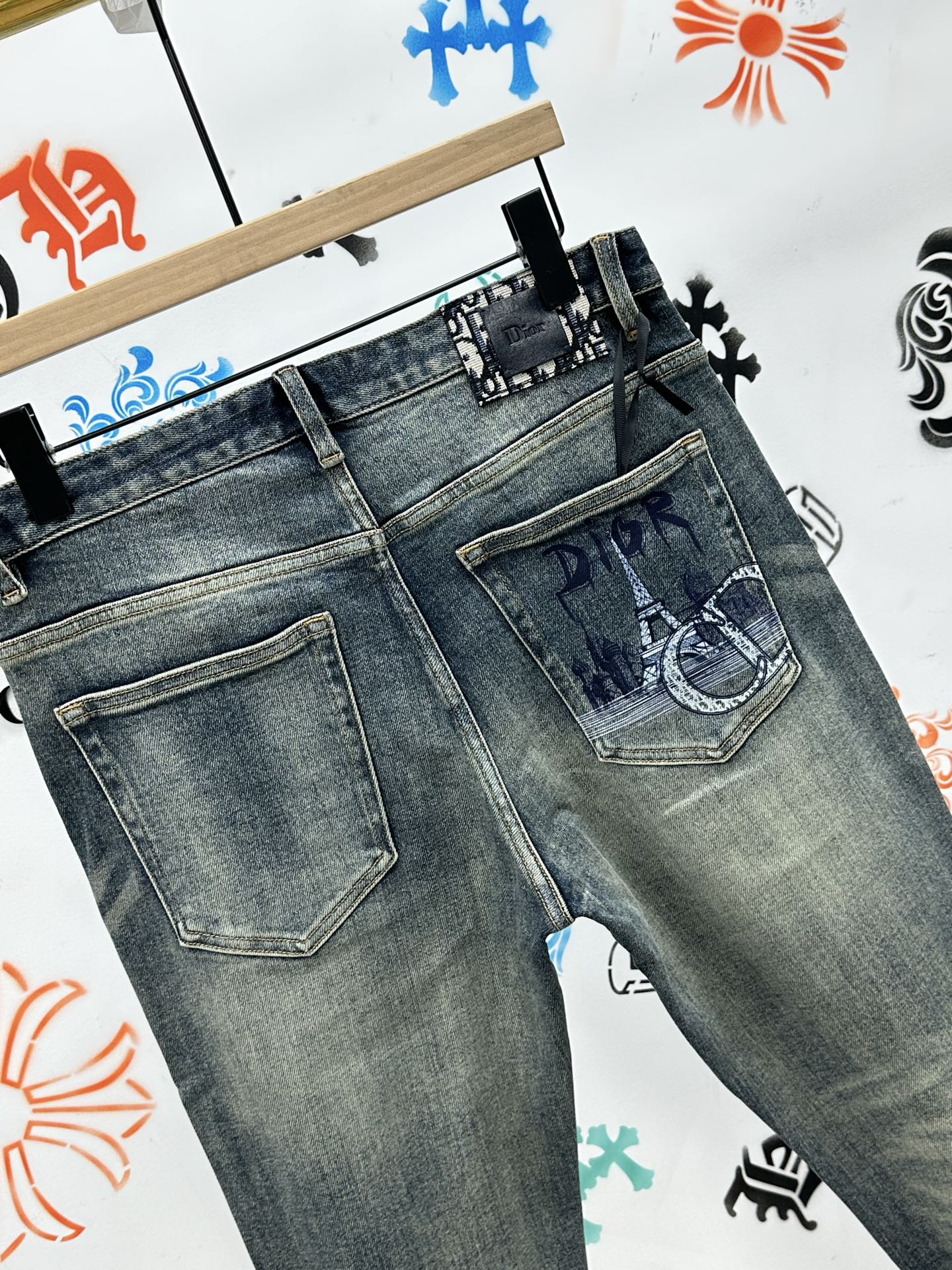 ￼ 。🔥新款现货上市🔥🔥原单爆款牛仔裤👖超级定制款，原版五金，超级重工工艺，版型超赞👍细节做工无可挑剔！