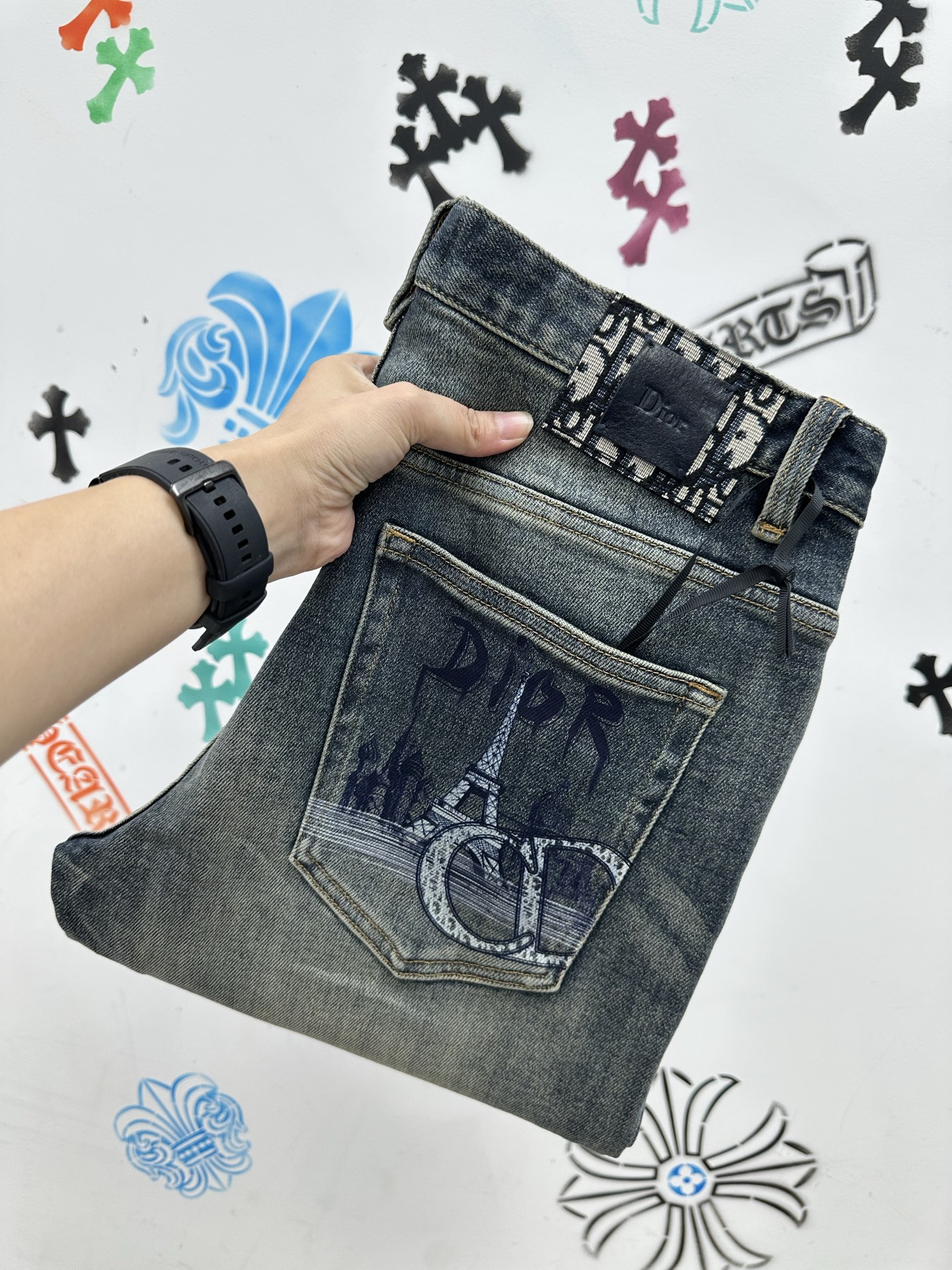 ￼ 。🔥新款现货上市🔥🔥原单爆款牛仔裤👖超级定制款，原版五金，超级重工工艺，版型超赞👍细节做工无可挑剔！