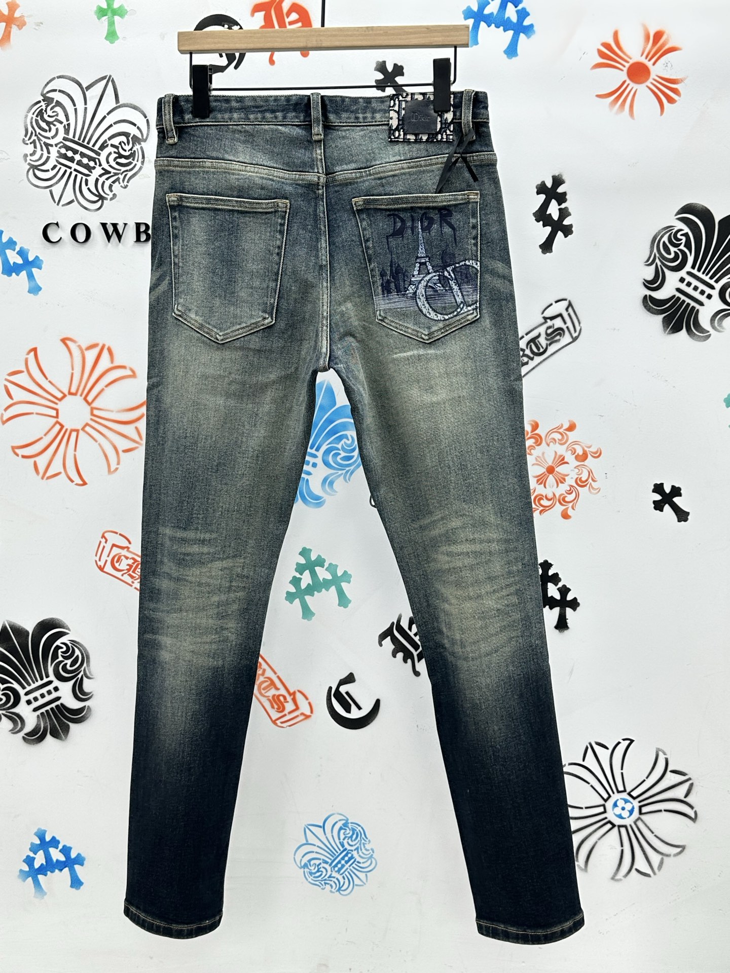 ￼ 。🔥新款现货上市🔥🔥原单爆款牛仔裤👖超级定制款，原版五金，超级重工工艺，版型超赞👍细节做工无可挑剔！